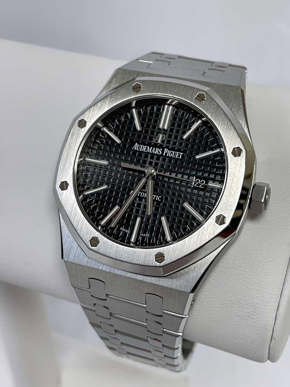 May be an image of wrist watch and text that says 'AUDEMARS AUDEMARSPIGUET PIGUET PIGUET 122 122 roΝ TIC X'