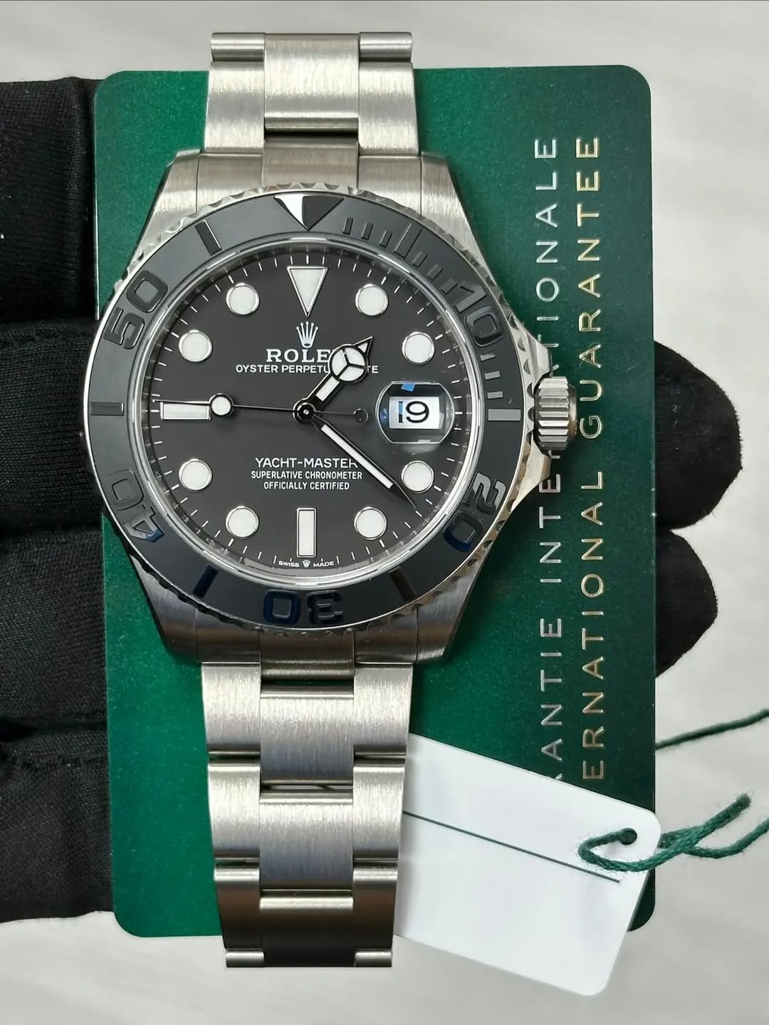 May be an image of wrist watch and text that says 'ROLE E OYSTER PERPETU E 19 YACHT- YACHT-MASTEK -MASTEH SUPERLATIVE U PERLATIVE.CHRONOMET TER GFFICALLYCERTI CERTIFIED OFFICIALLY…