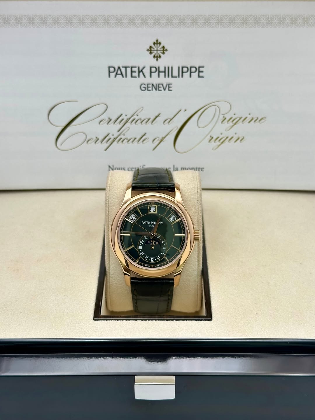 May be an image of wrist watch and text that says 'PATEKPHILIPPE PATEK PHILIPPE GENEVE Coфи Dertificate OH Prigine rigin Nome Noneceril cepic la montre 2 PATE PAEKH P PE ک S -…
