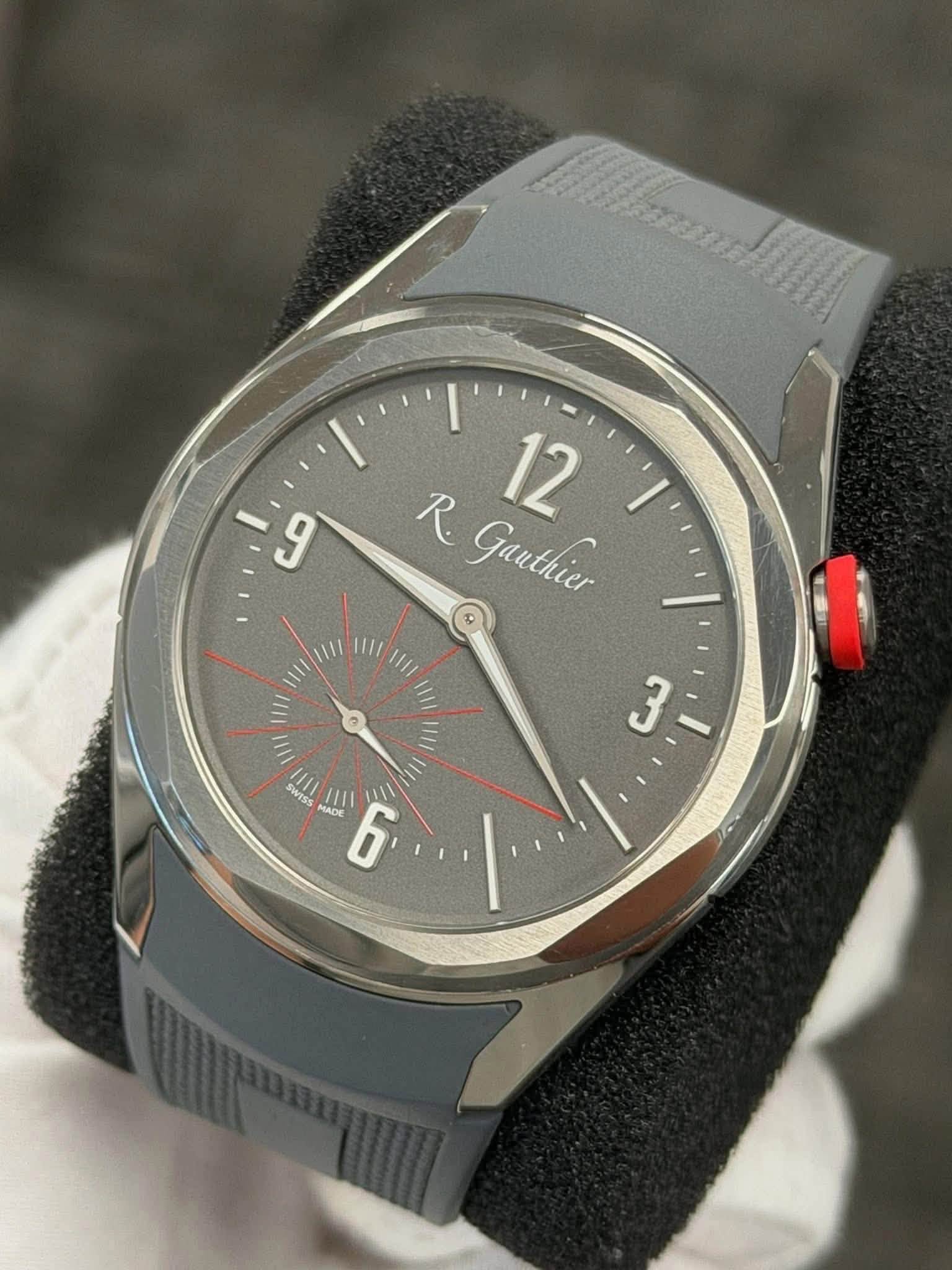 May be an image of wrist watch and text that says '9 R. 12 Gauthier 11// 111/ 11|I 1I1 11// 11 SWISS I 川 HII HI MACE 6 ADE'