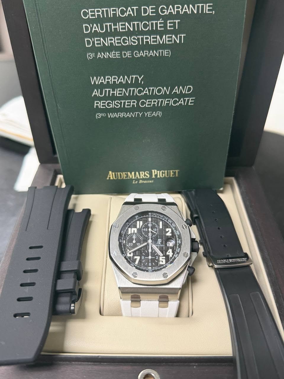 May be an image of wrist watch and text that says 'CERTIFICAT DE GARANTIE, D'AUTHENTICITÉ ET D'ENREGISTREMENT (3E ANNÉE DE GARANTIE) WARRANTY, AUTHENTICATION AND REGISTER…