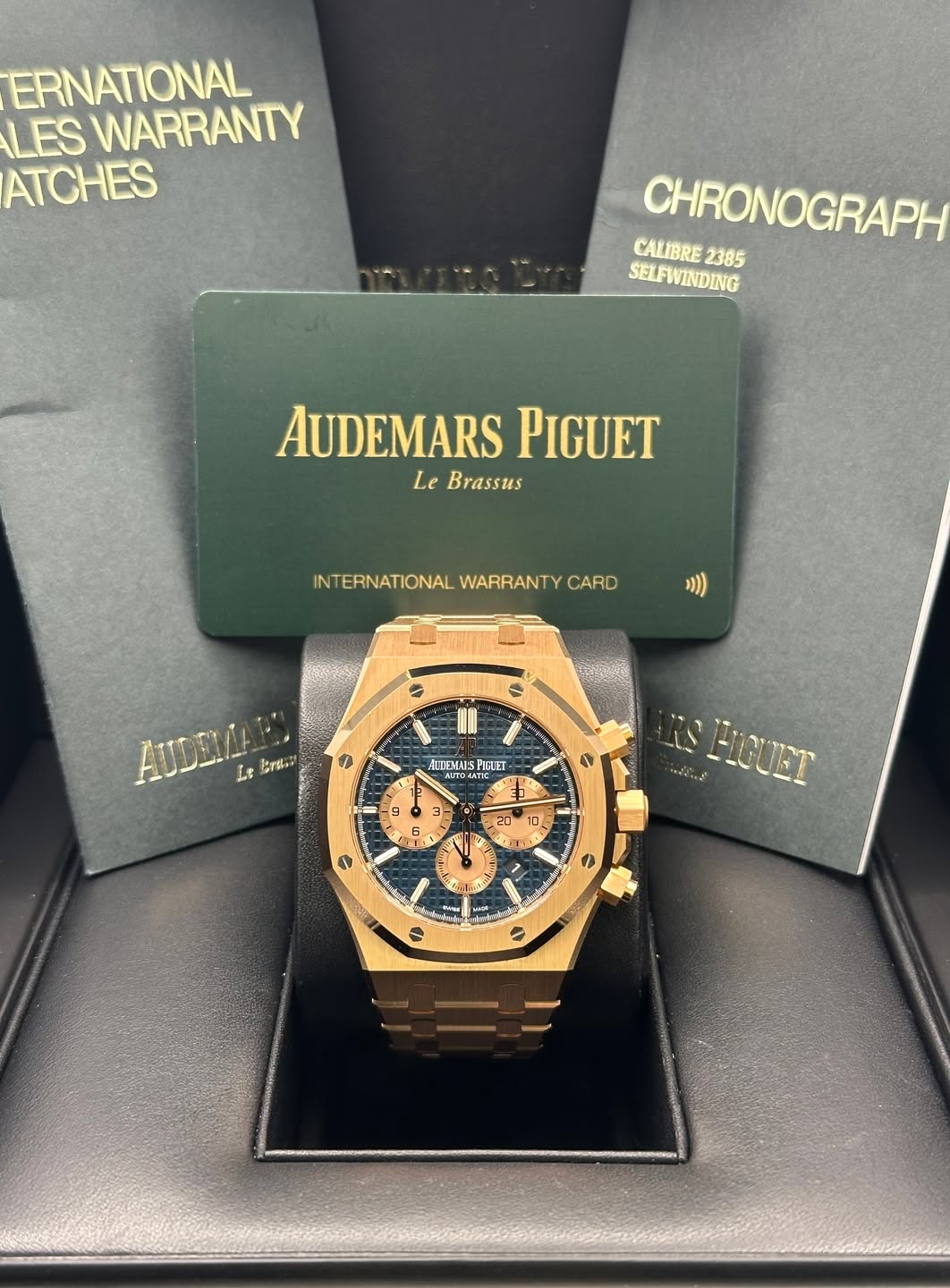 May be an image of wrist watch and text that says 'ERNATIONAL LES WARRANTY ATCHES CALIBRE CALIBRE2385 2385 CHRONOGRAPH SELFWINDING AUDEMARS AUDEMARSPIGUE PIGUET Le Brassus…