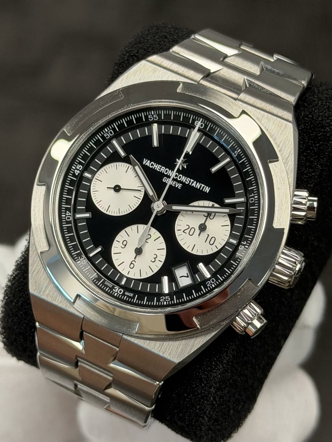 May be an image of wrist watch and text that says '50 5 ין VACHERONK ١ VACHERONICONSTANTIN GB VACHERONICONORA GENEVE CONSTANTIN SELL G 3R O MADE M 20 O 25'