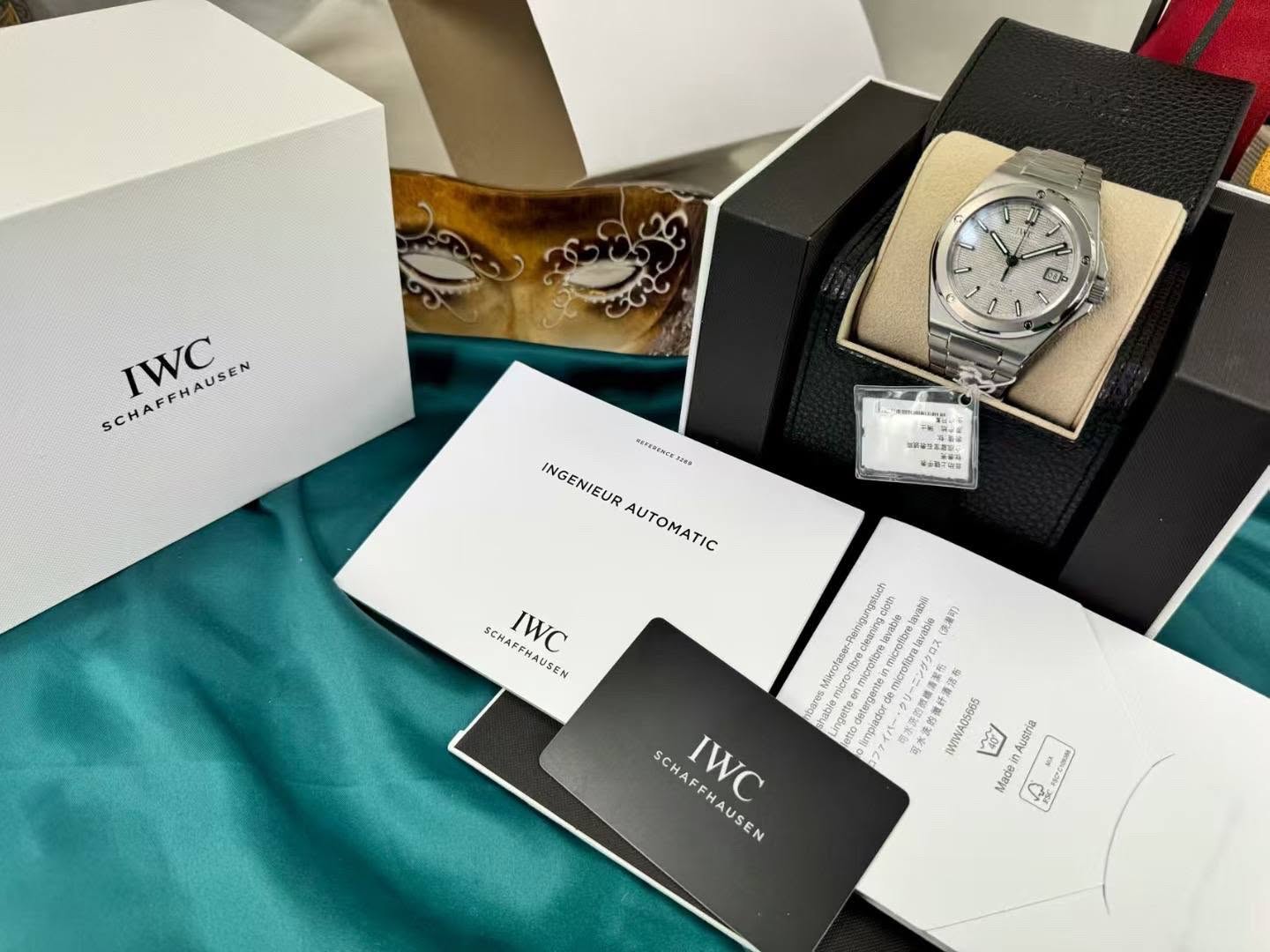 May be an image of wrist watch and text that says 'IWC SCHAFFHAUSEN HAUSEN S 5 0 Hecacbee Jusa INGENIEUR AUTOMATIC SCHA CHAPFNAUSEN HAPPHAUSEN IWC eaningeloth bavable 我原明! ortiore…