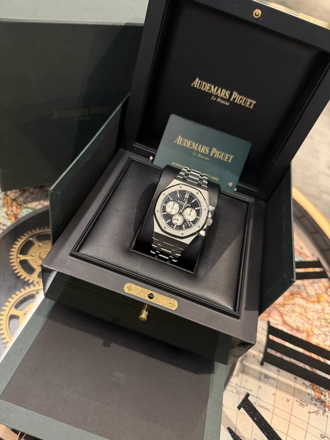May be an image of wrist watch and text that says 'AUDEMARS a AUDEMARS Braua PIGUET AUDEMARSPIGUET Lb AUDEMARS PIGUET CARO'