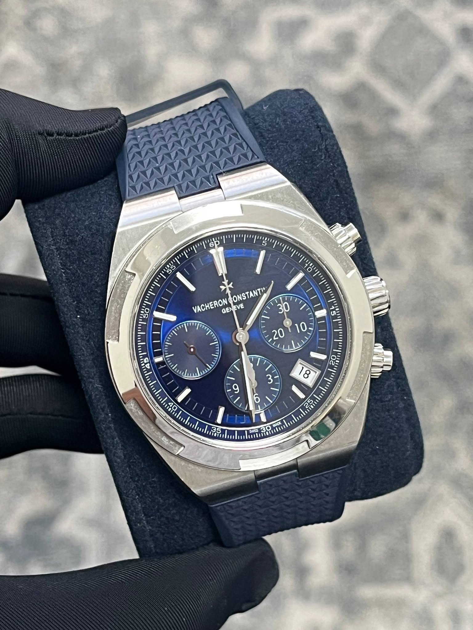 May be an image of wrist watch and text that says '"1g VACHERON GENEVE 生V長 ONSTANTI GEN T il E ل oE 3 9 8 o 6 35'