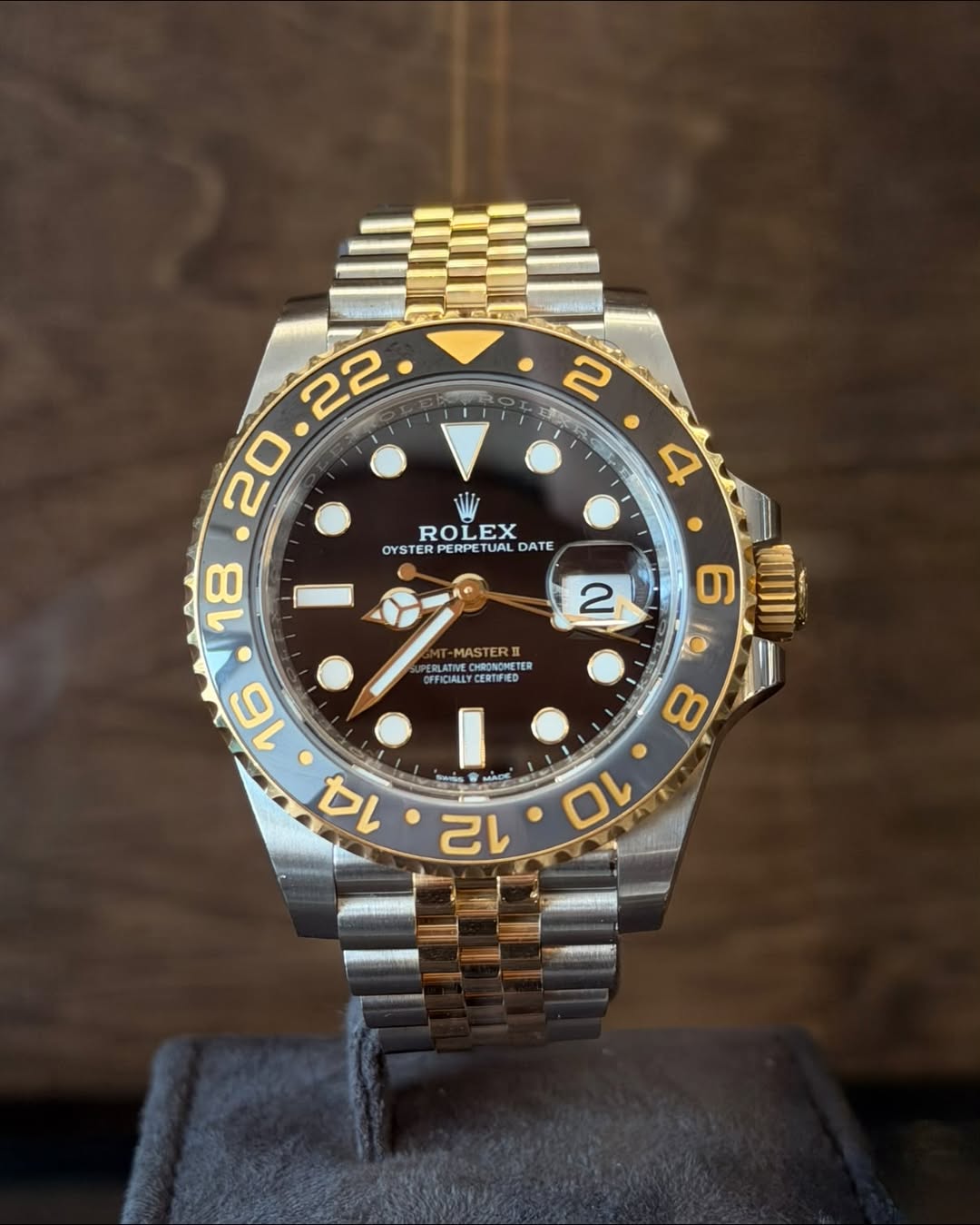 May be an image of wrist watch and text that says '2 4 ROLEX YSTERPERPETUALDATE LEX ROL OYSTER PERPET TUAL DATE MASTER! ERLATIV NGNE CHRONOME OFFICIALL FICIALLYCERTIFIED…