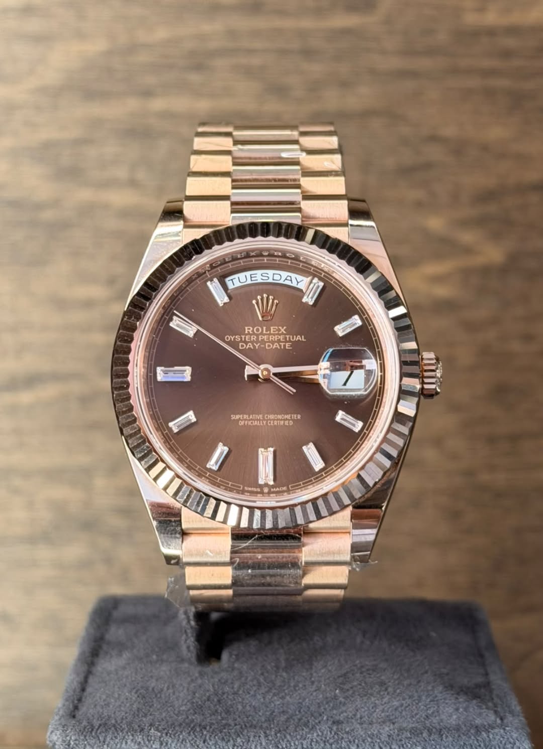 May be an image of wrist watch and text that says 'yC TUESDAY יש ROLEX OYST STER EDDERDETU PERPETUAI RPETUAL TUAL DAY -DATE SUPERLATIVE CHRONOMETER OFFICALLYCERTFED…