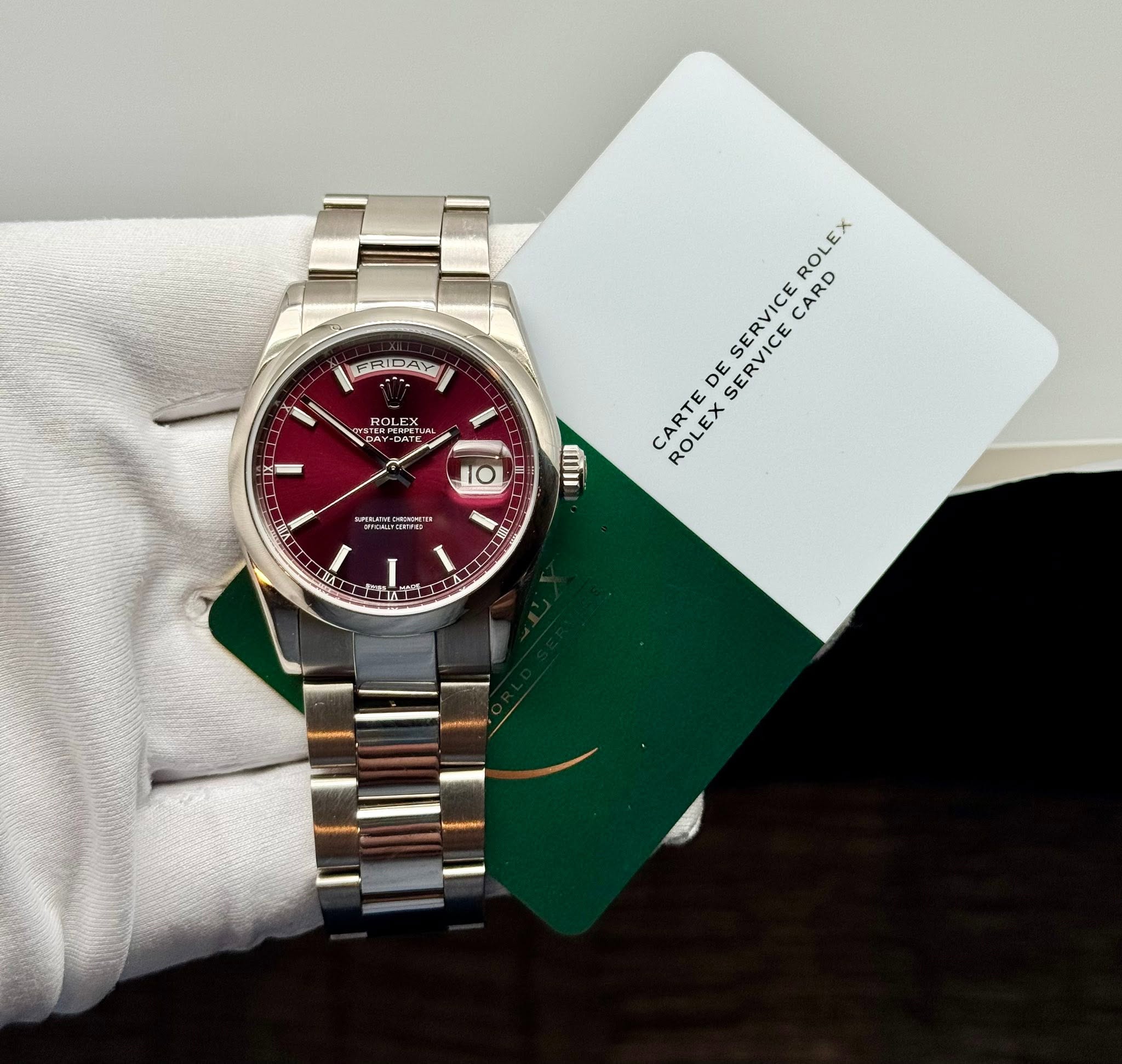 May be an image of wrist watch and text that says 'FRIDAY ROLEX ROLEX - ROLEX DE SERVICE SERVICE CARD CARTE ROLEX 10 0 H C As S LA'