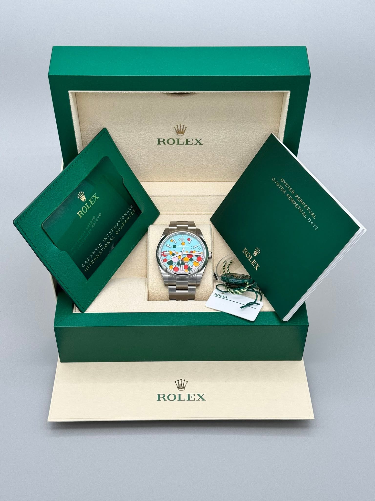 May be an image of wrist watch and text that says 'V ROLEX ROLEX PERPETUAL PER AL DATE MIMEX ROLEX'