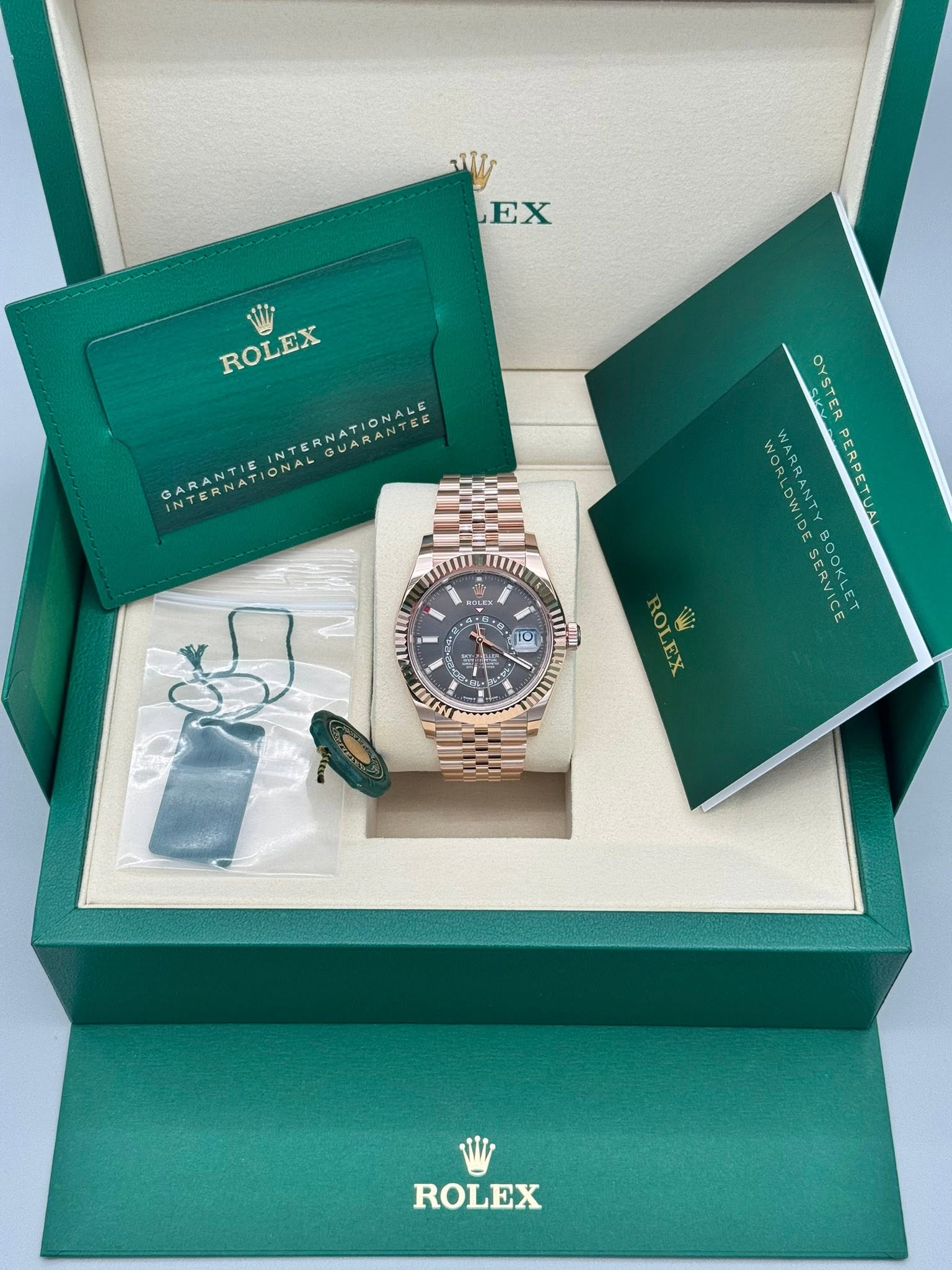May be an image of wrist watch, timer and text that says 'LEX ROLEX OYSTER WOR WORLDWID ARRANT WARR PERPETUA DE SERVICE SCOKLET BOOKLET ய mu 2 - AB う然こき L 10 C LALI ាន ROLEX ROLEX'