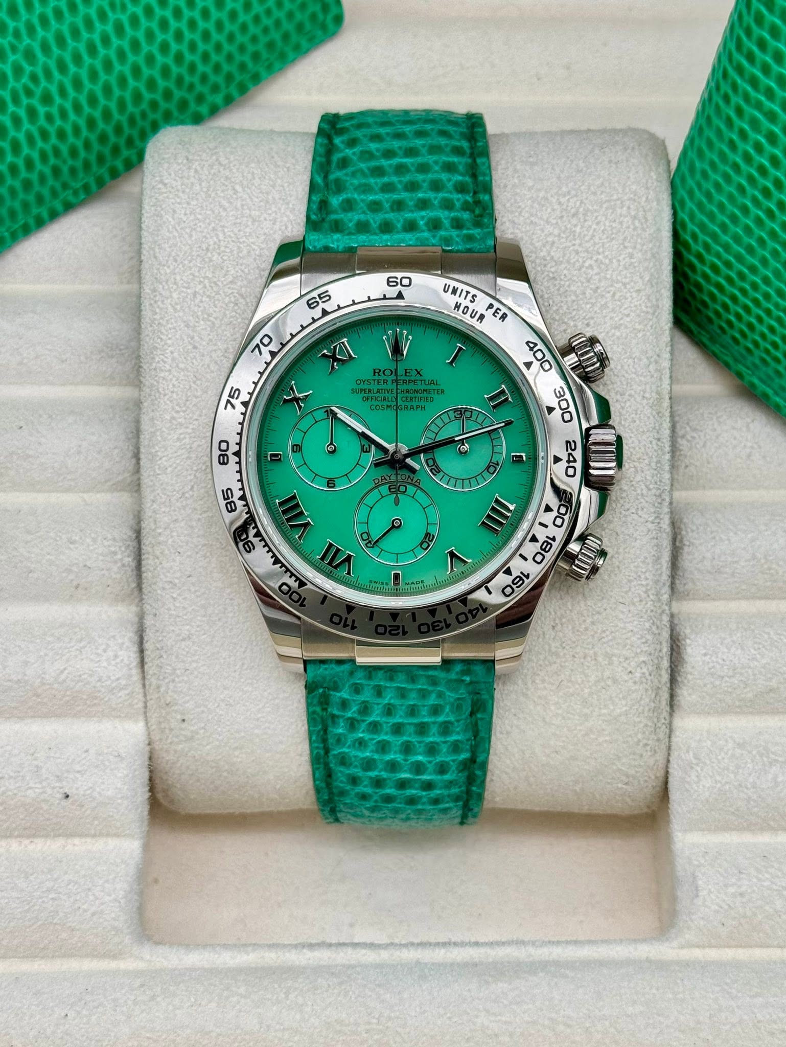 May be an image of wrist watch and text that says '60 65 همف 70 *া K 75 80 E T UNITS NOUR ER 400 ប II MOII III 8 < 0 WII و の 16 85 ید เ'