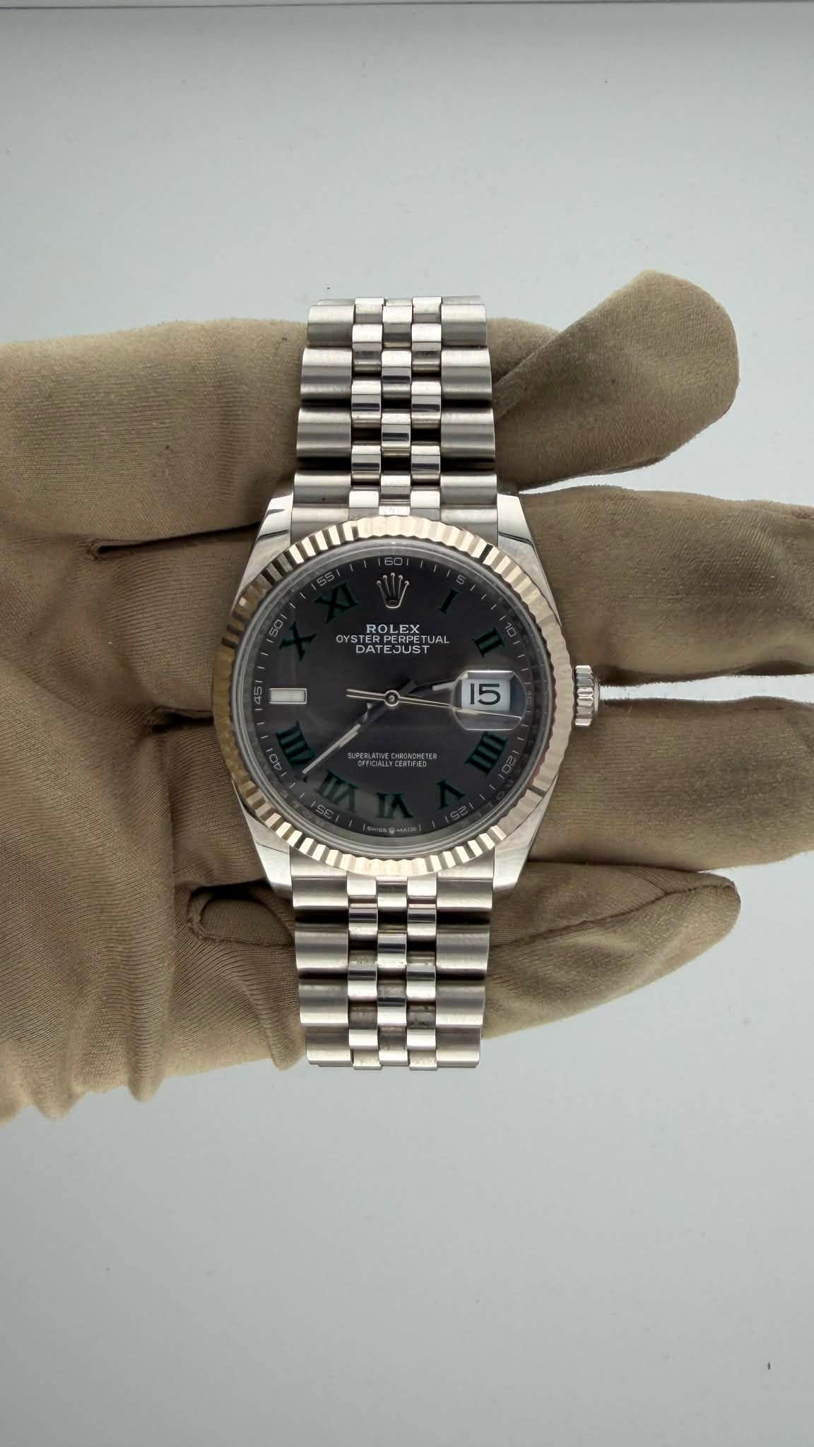 May be an image of wrist watch and text that says 'DLEX 15 EYOU D'