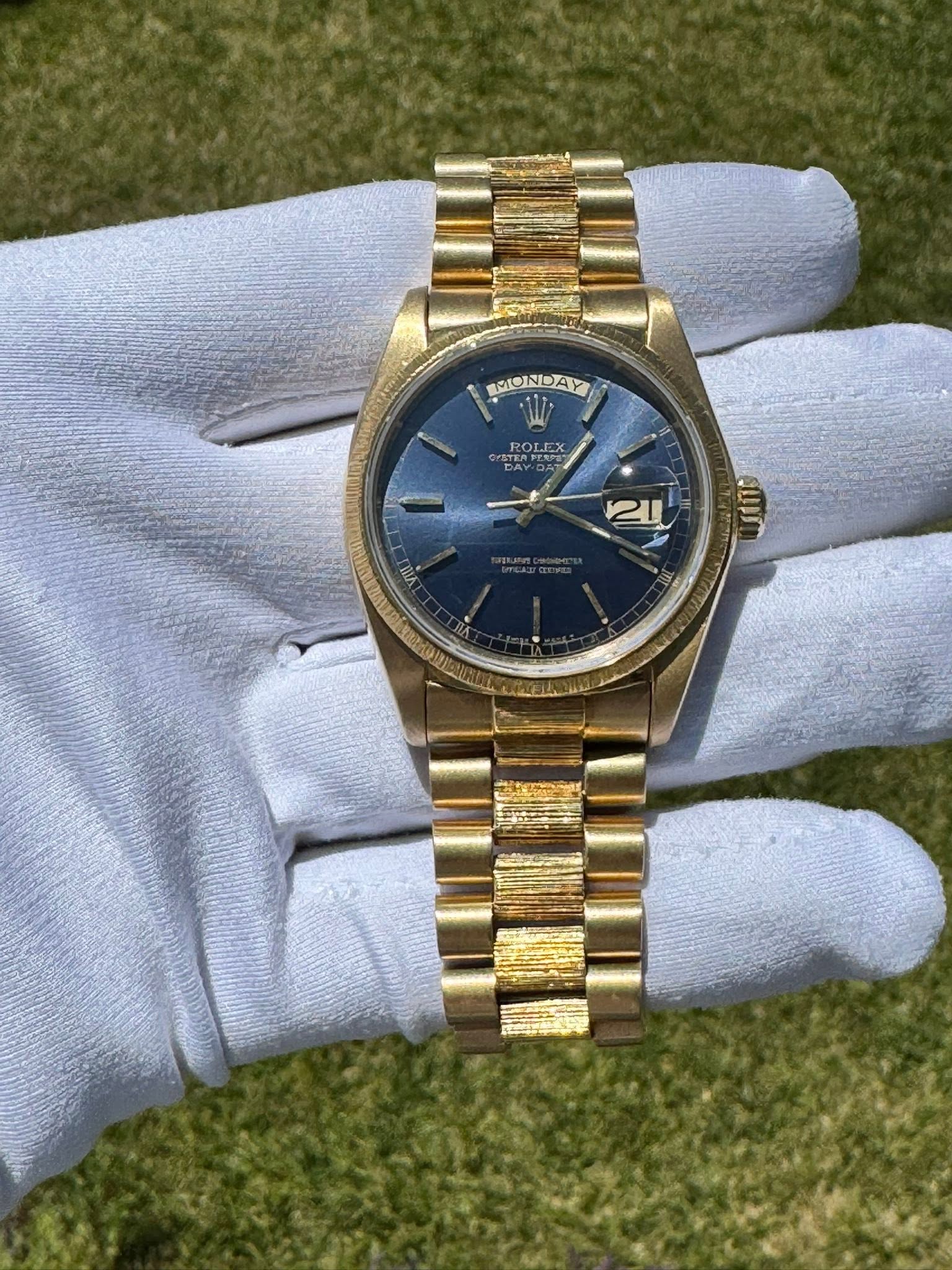 May be an image of wrist watch and text that says 'MONDAY BROINDAY DAY ROLEX 211 2U να'