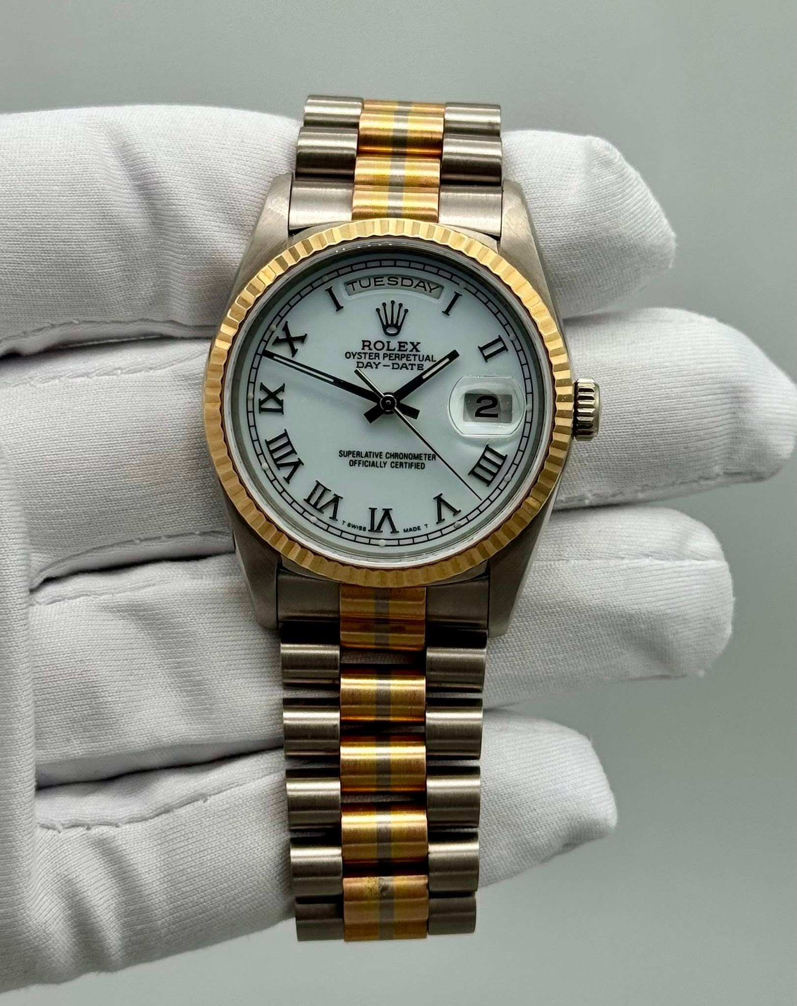 May be an image of wrist watch and text that says 'ROLEX EX ROL BAY-DATE ROLEXUA U UAL OYSTER ام EDATE ERPETUA n IX IVII yW SUPERLATIVEG OFFICIALLY CENTIFIED rИTKo II VII VI ADE…