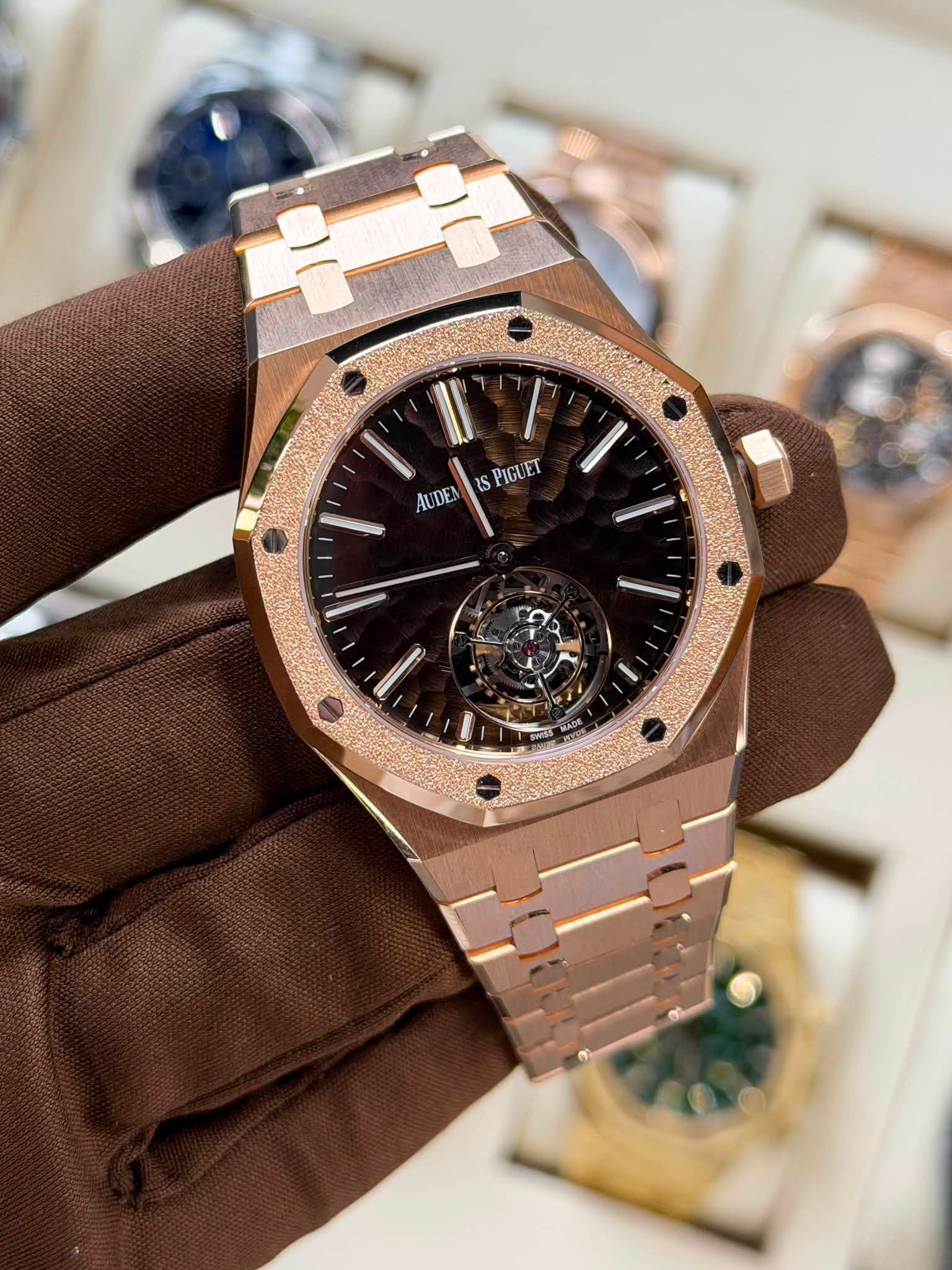May be an image of wrist watch and text that says 'iS PIGUET AUDE PADE'