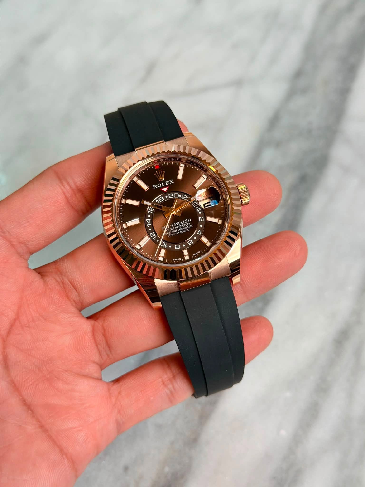 May be an image of wrist watch and text that says 'i ROL 18 .20.2 RE 16 E 14 CR ט - P 0 ် a N ον 8 0 E'
