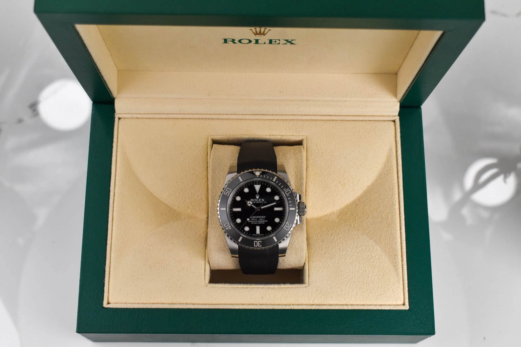 May be an image of wrist watch and text that says 'W ROLEX 00'