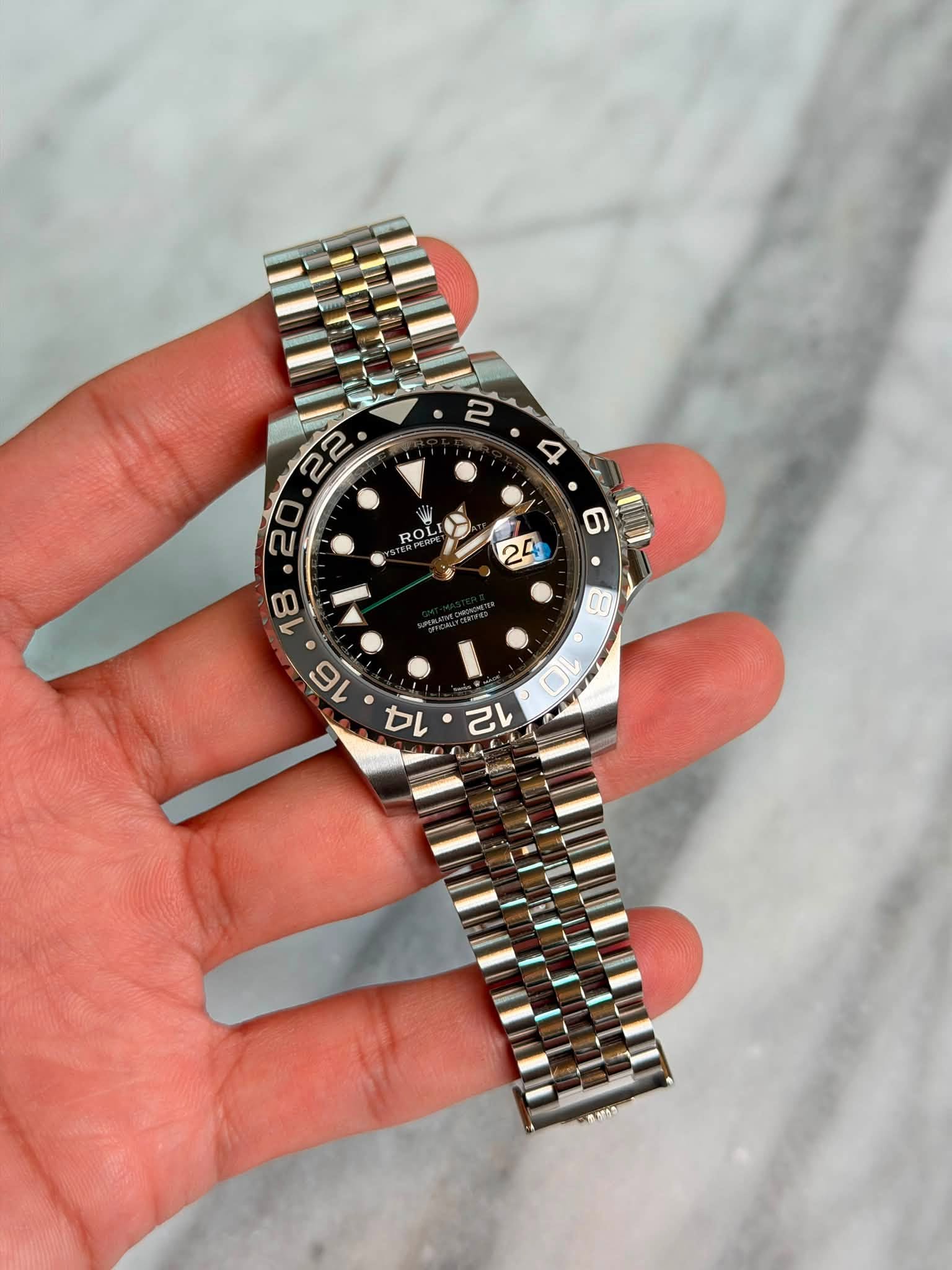 May be an image of wrist watch and text that says '2 2 4 20 ROL セレ な・こル م'