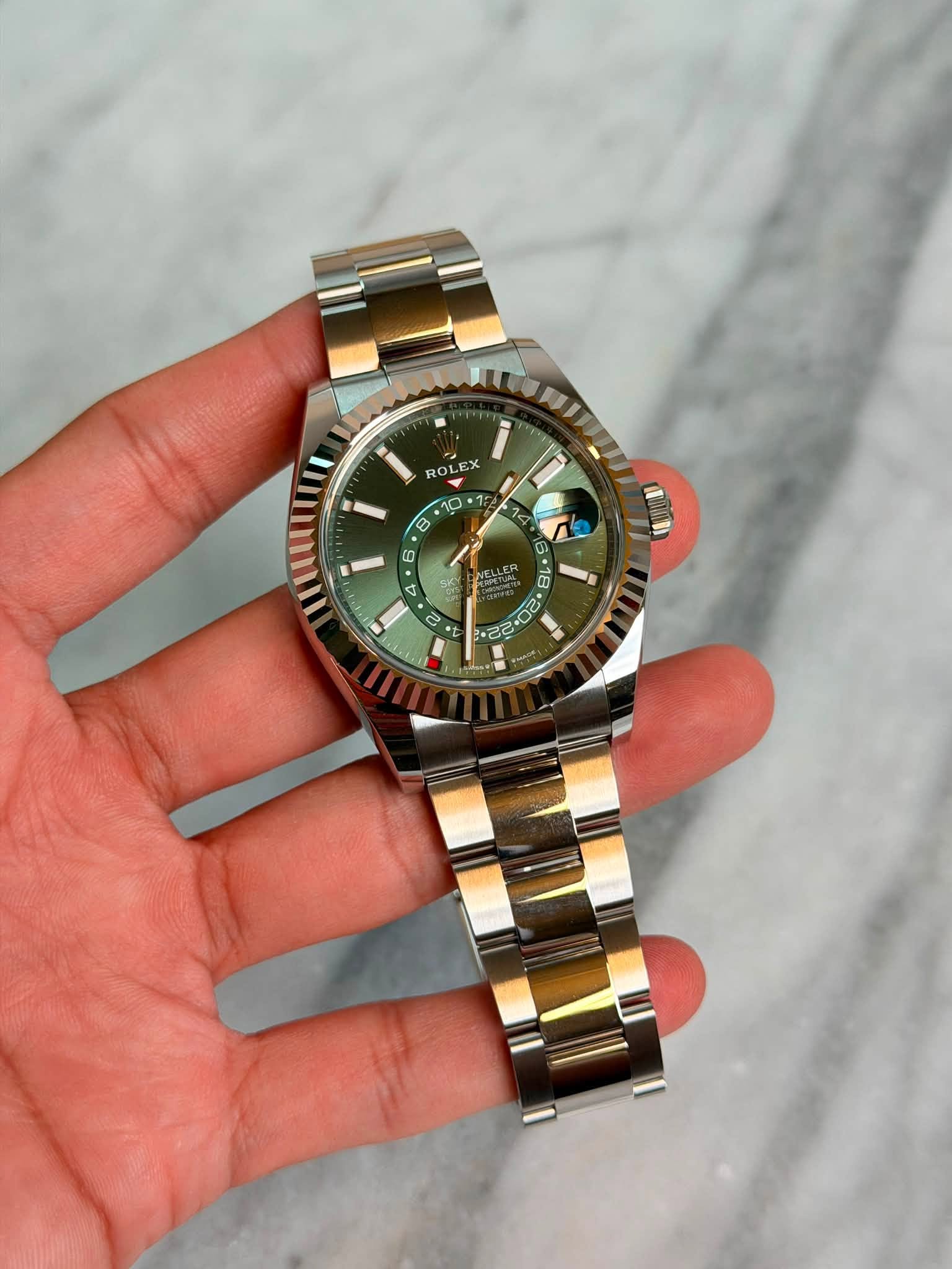 May be an image of wrist watch and text that says 'ROLE ROL EX X 子 0 i + 4 2 00 8 • 18 00 20 ۲ه ट ស D ญิ'
