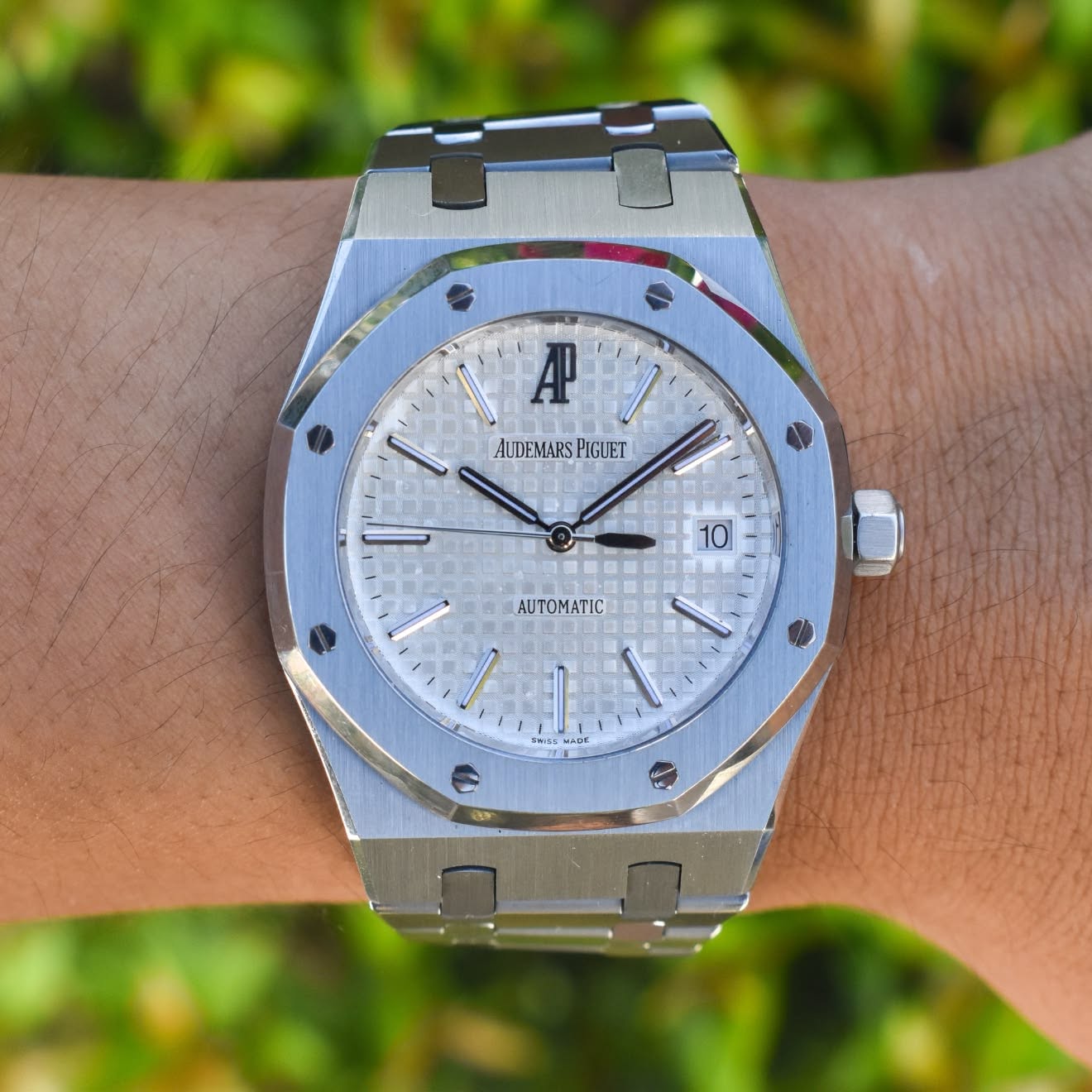 May be an image of wrist watch and text that says 'A AUDEMARSPIGUET PIGUET 10 O Α NeIN KIVIEE AUK'