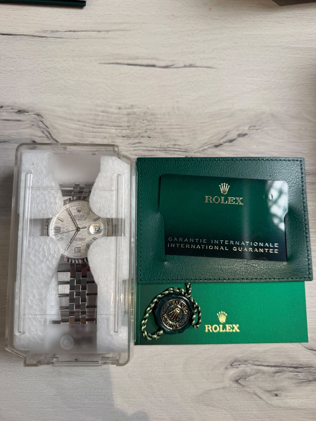 May be an image of digital watch and text that says 'EID 1ม7 ROLEX LPK INTERNATIONALI NATIONALE VATIONAL GUARANTEE ROLEX'