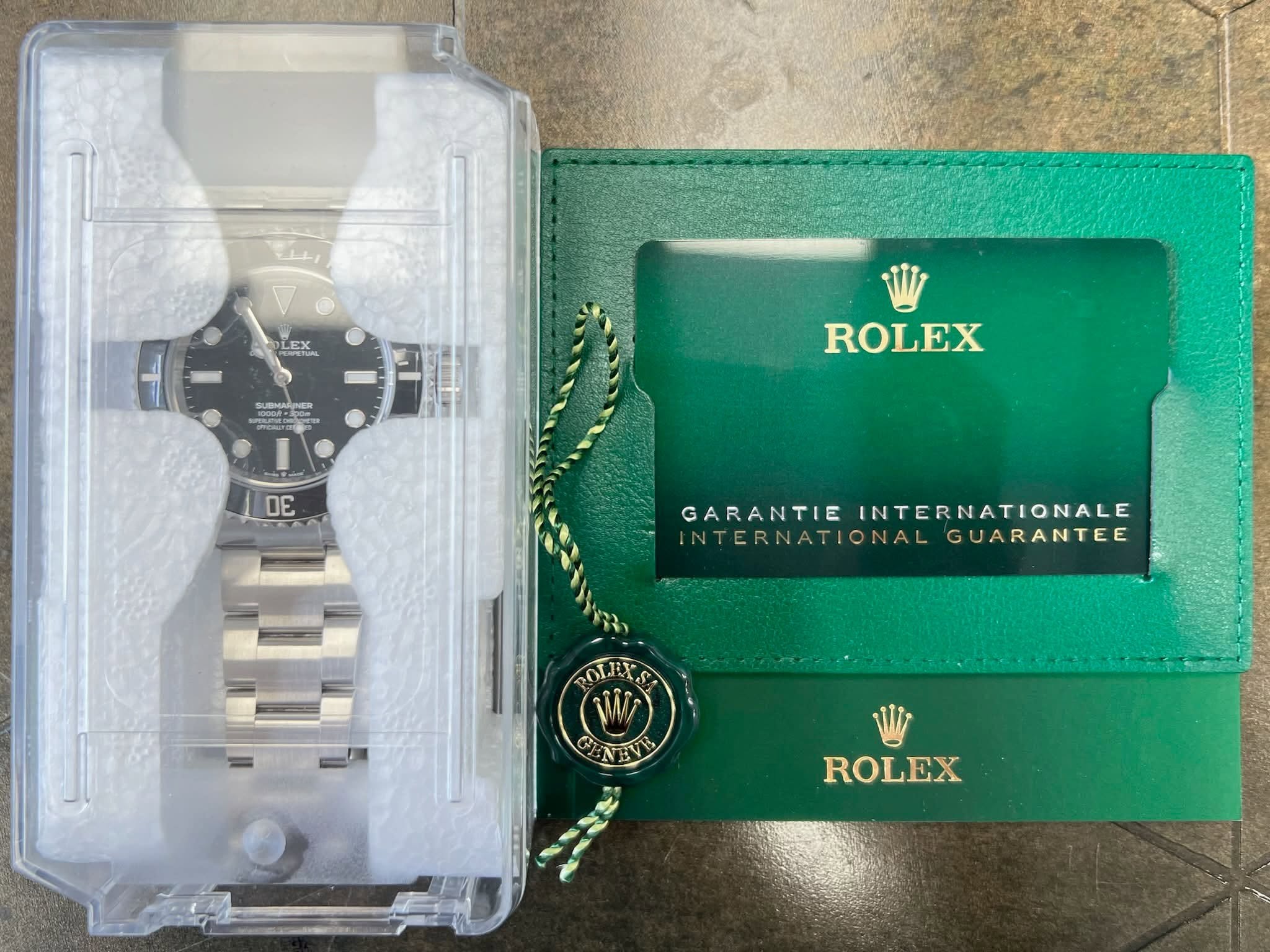 May be an image of wrist watch and text that says 'EX SC DES ៧ ROLEX OE GARANTIEINTERNATIONALE GARANTIE INTERNATIONALE 2 INTERNATI NTERNATIONALGUARANTEE ONAL GUARANTEE…