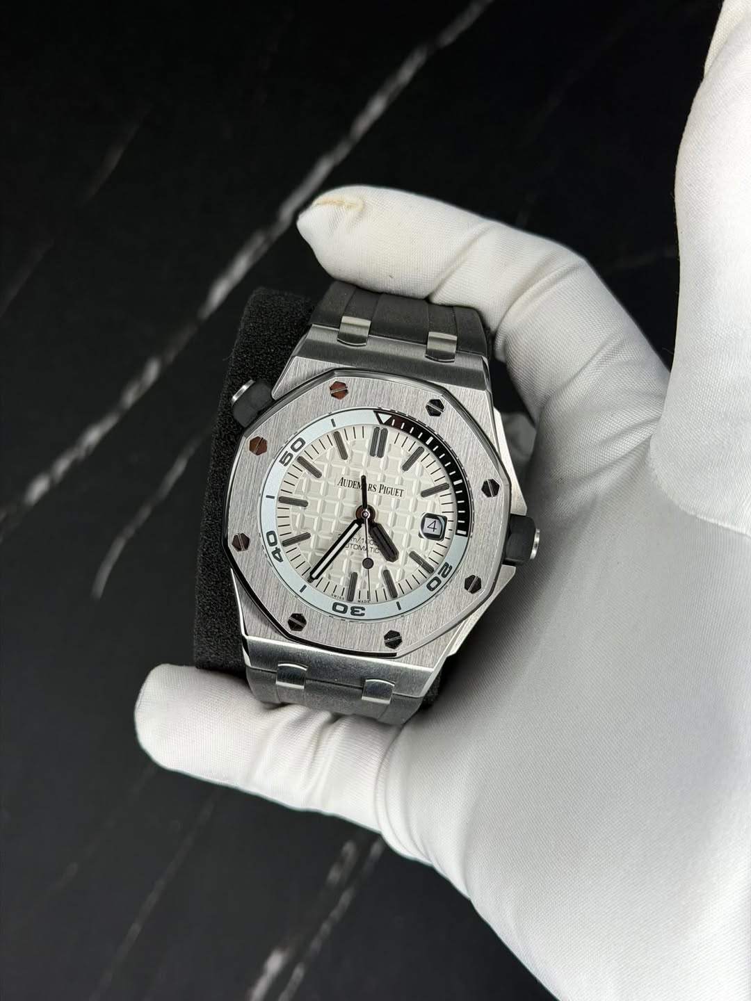 May be an image of wrist watch and text that says 'O 50 0 υη ALUEM PIRUFT 40 十 O 20'