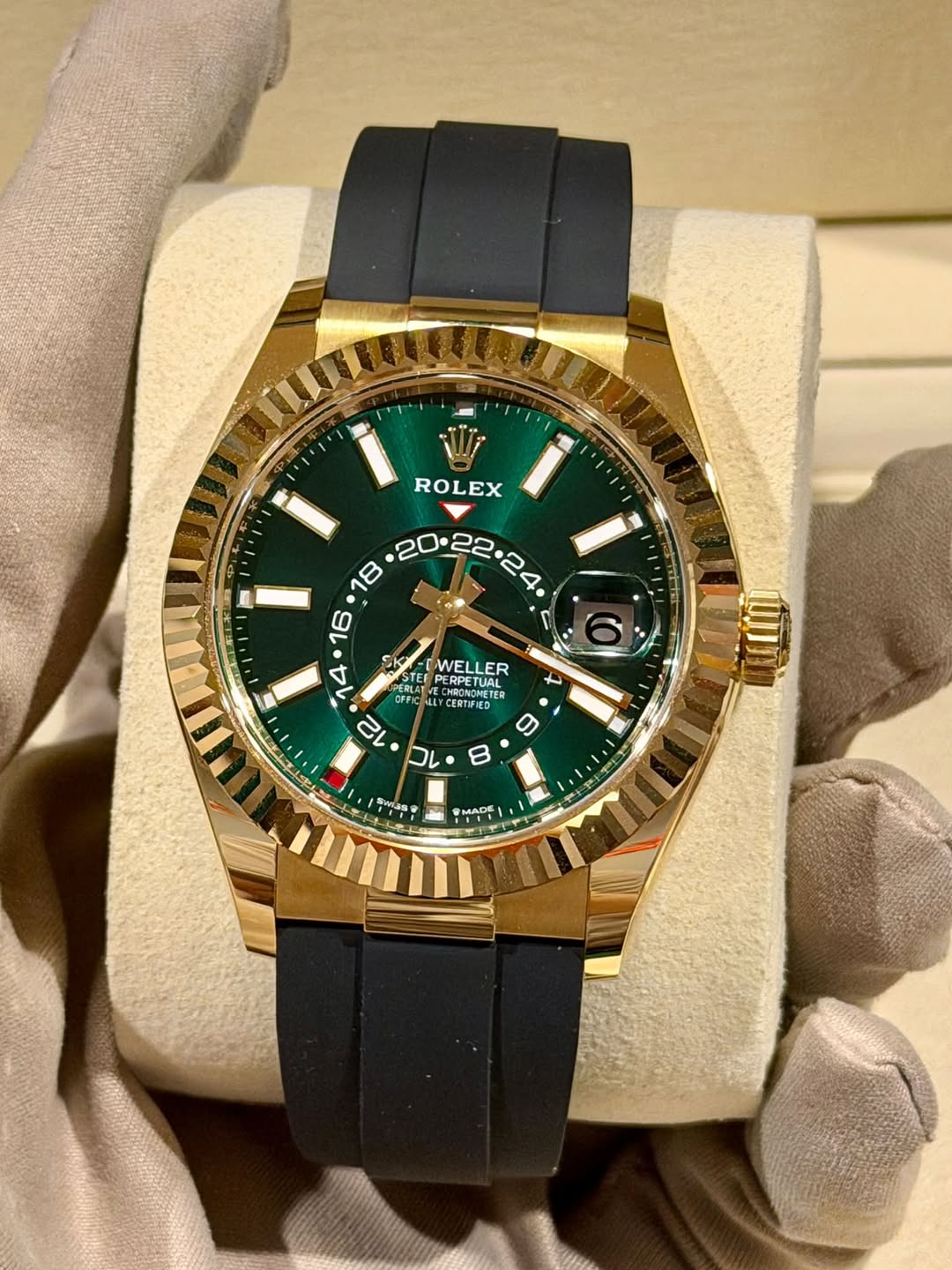 May be an image of wrist watch and text that says 'ROLEX • עינו WELLER PERL PERLET OFNS OFE ASTE ERPETUAL TUNES GEFIC P CERTIFIED CHRONOMETE CESTIFIES 12 + 00 B รพลลธ MADE'