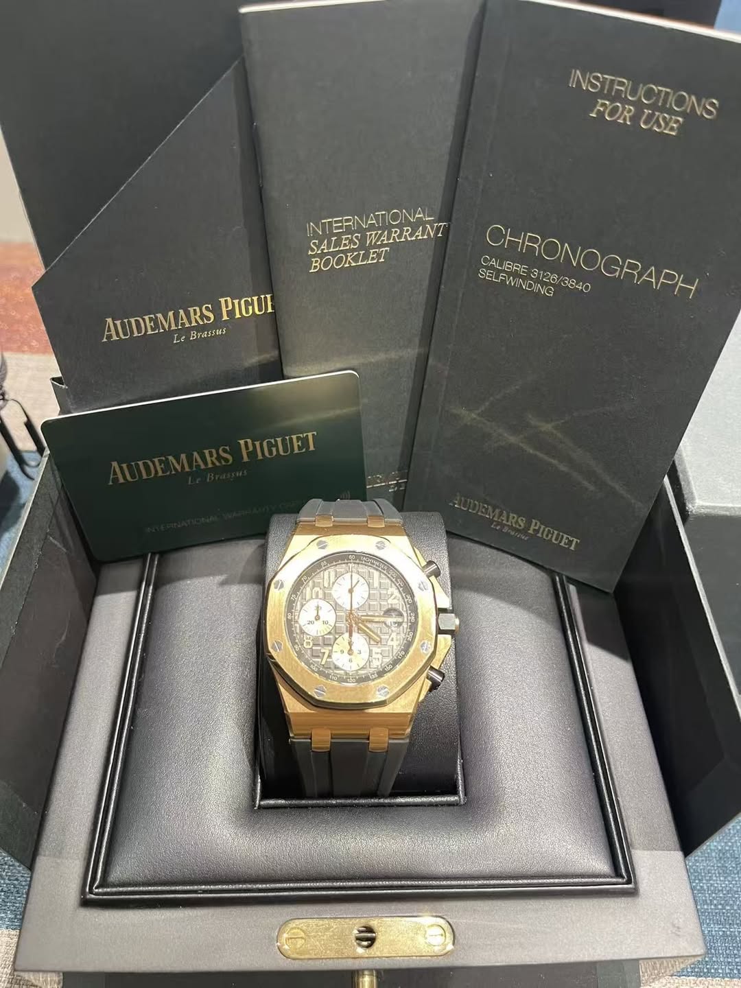 May be an image of wrist watch and text that says 'INSTFUCTIONS INSTRU FOR FORUSE UCTIONS USE ATIONAL SALES INTERNATIONAL INLESWARRANT WARRANT BOOKLET AUDEMARS Le Brassus PIGUI…