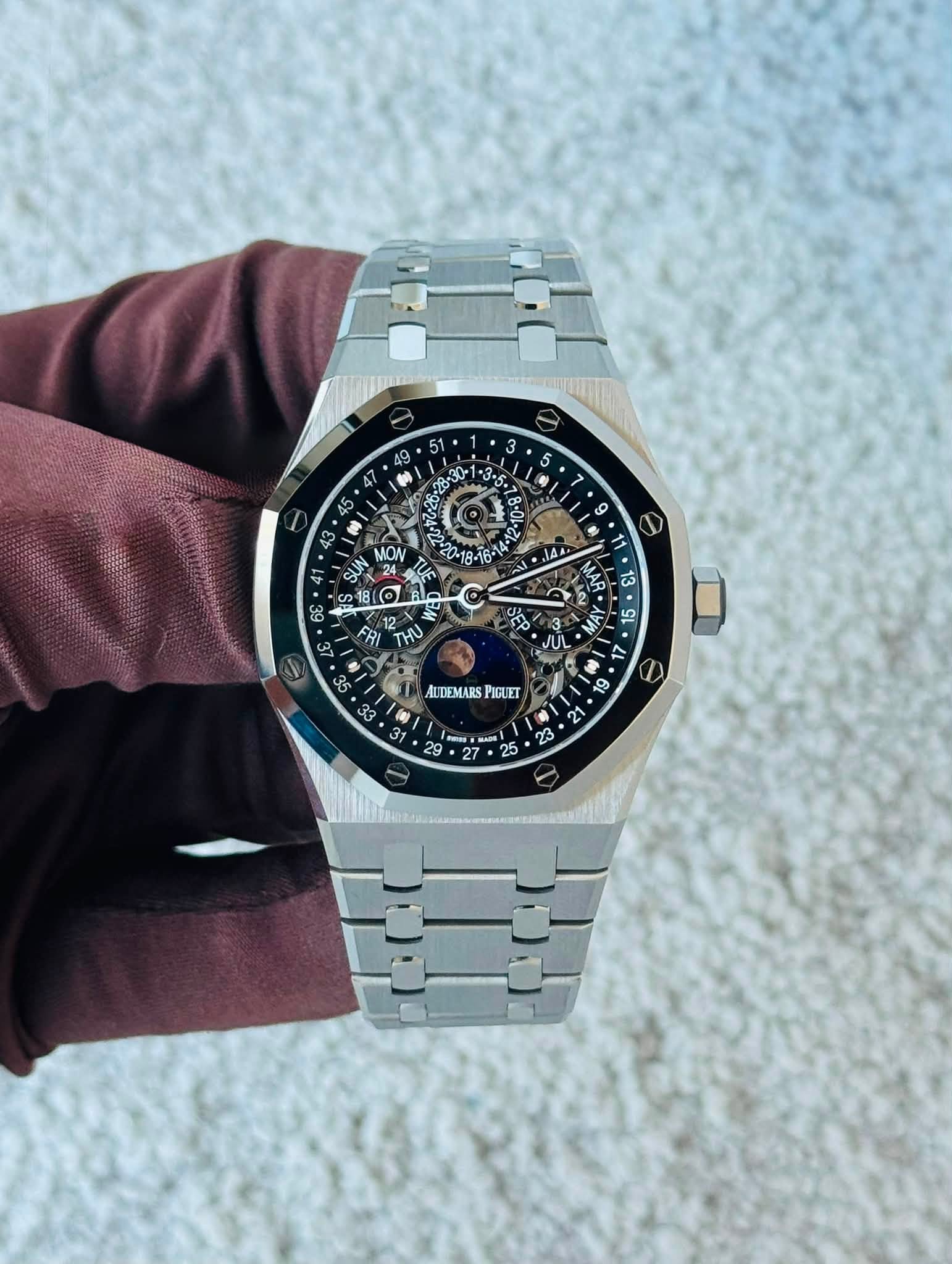 May be an image of digital watch and text that says '9 A 66 13 THU AR VM C 11 33 ALIDEMARS PIQUET OL 6L و 42 × '