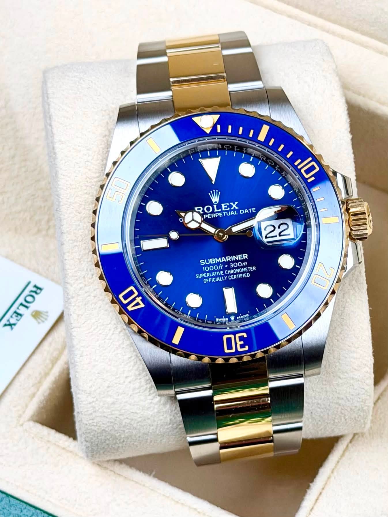 May be an image of wrist watch and text that says '50 O 10 1 ROLEX RPE TUAL DATE PERPET 22 SUBMARINER 00ft=300m 1000ft HRORONEER HRONOMETER SAMGNETER 300m UERAT SUPERLATIV 1000…
