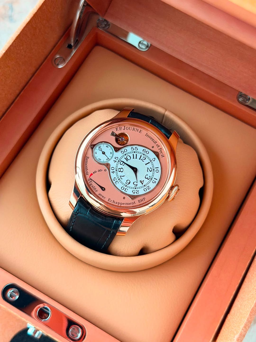 May be an image of wrist watch and text that says 'ン NE FPJOURNE invenit 50 55 60 Fecit ၁ ምራጵ 01 15 12 O O က 0.2 20. T U 01 1 02 e ት GE 9 alité E 25 C rvec Echappeme opement BKP…