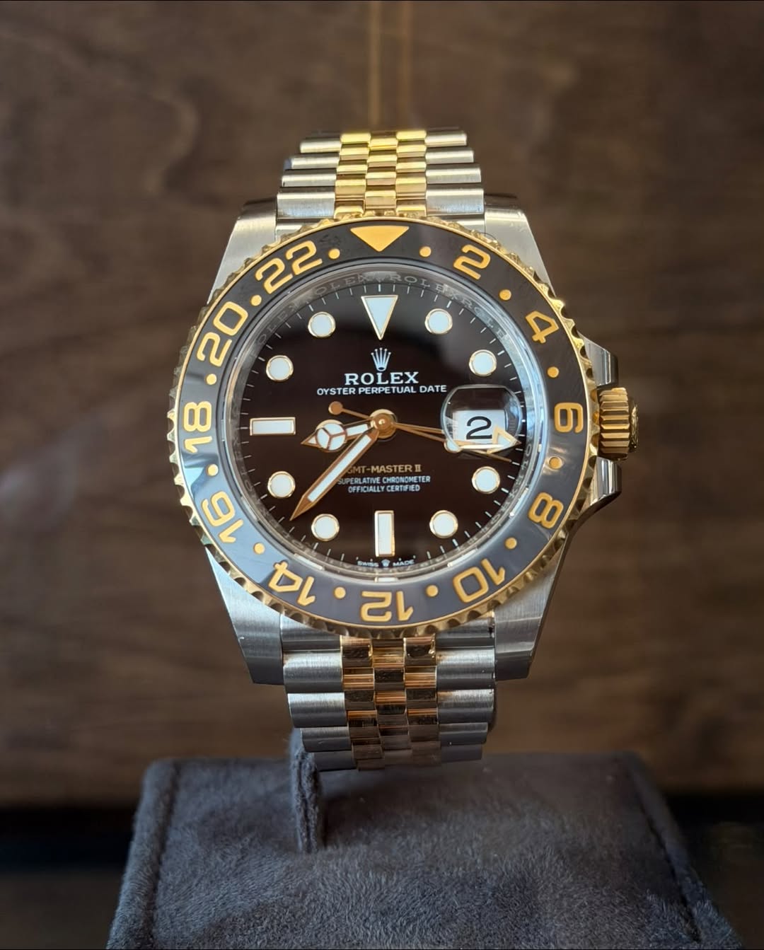May be an image of wrist watch and text that says '2 천차 4 ROLEX OYSTER OYSTERPERPET RPETUAL UAL DATE MASTERI ERLATIE ATMEC RLATIVE ON MENETES ETER FFICIALLY CALLYCERTFED…