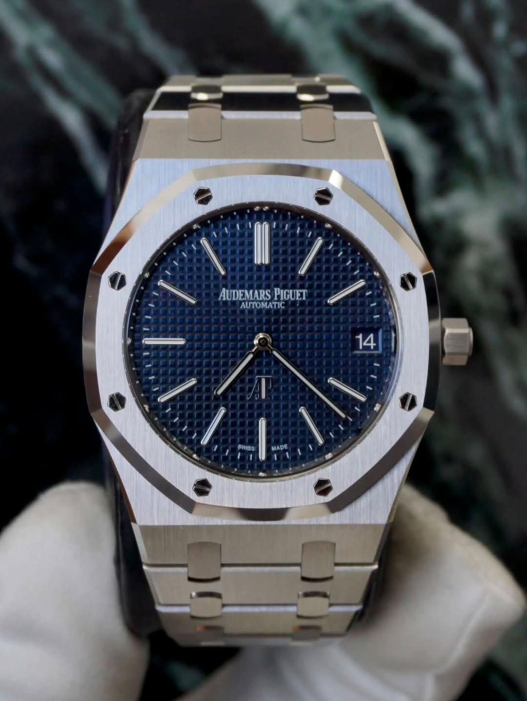May be an image of wrist watch and text that says 'AUDEMARS AUDEMARSPIGUET PIGUET AUTOMATIC 14 SWISS MADE'