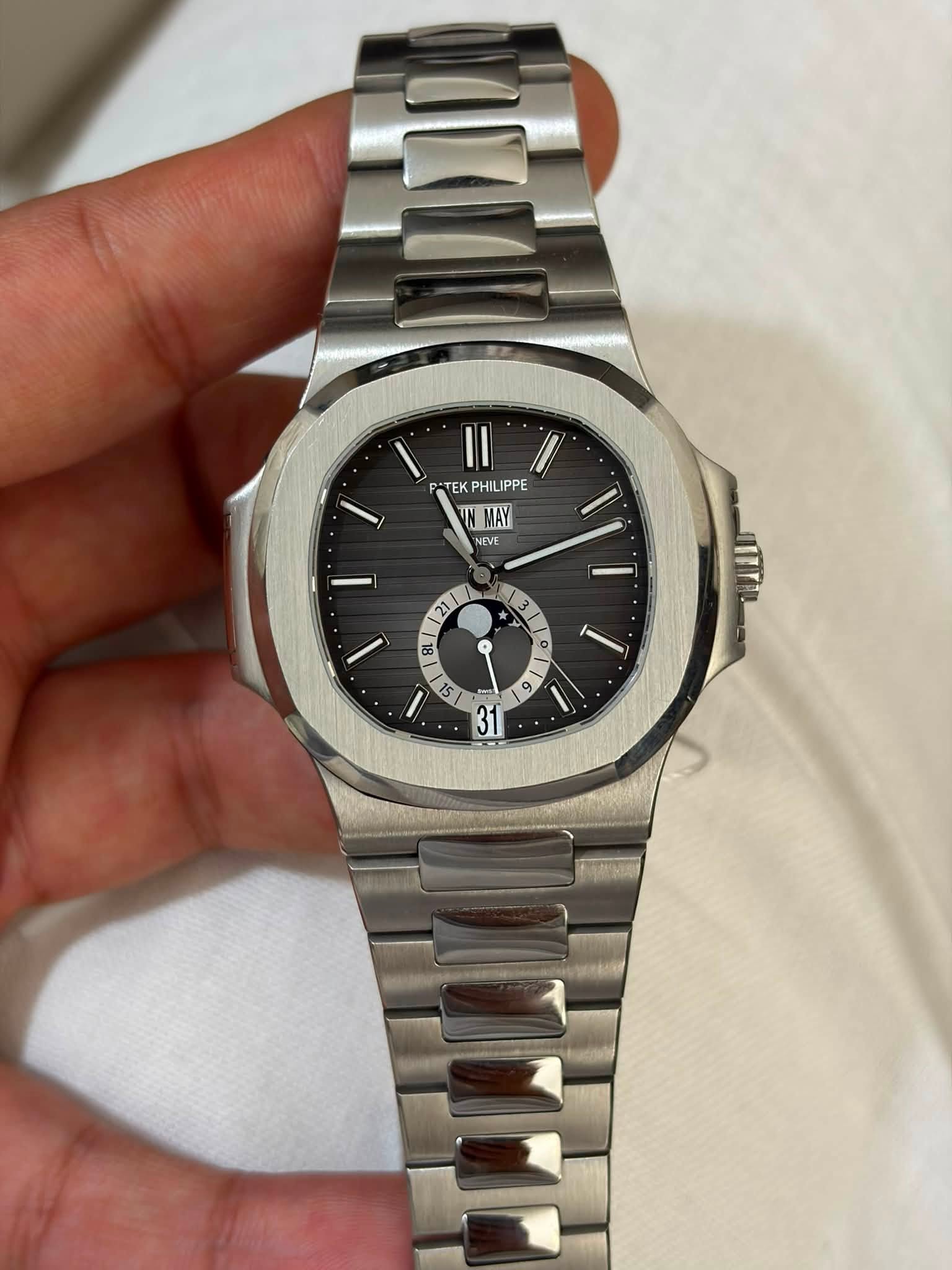 May be an image of wrist watch and text that says 'TEK PHIL PHILIPPE NMAY MAY NEVE 21 + 88 o ٥ م 15 1 و 31'