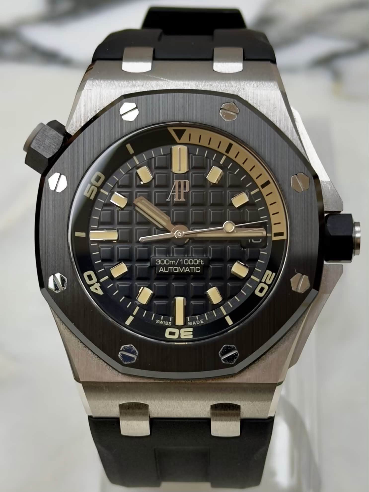 May be an image of wrist watch and text that says 'O AP 300m/ 300m/1000ft 1000ft AU AUTOMATIC IC 40 O OE m MADE'