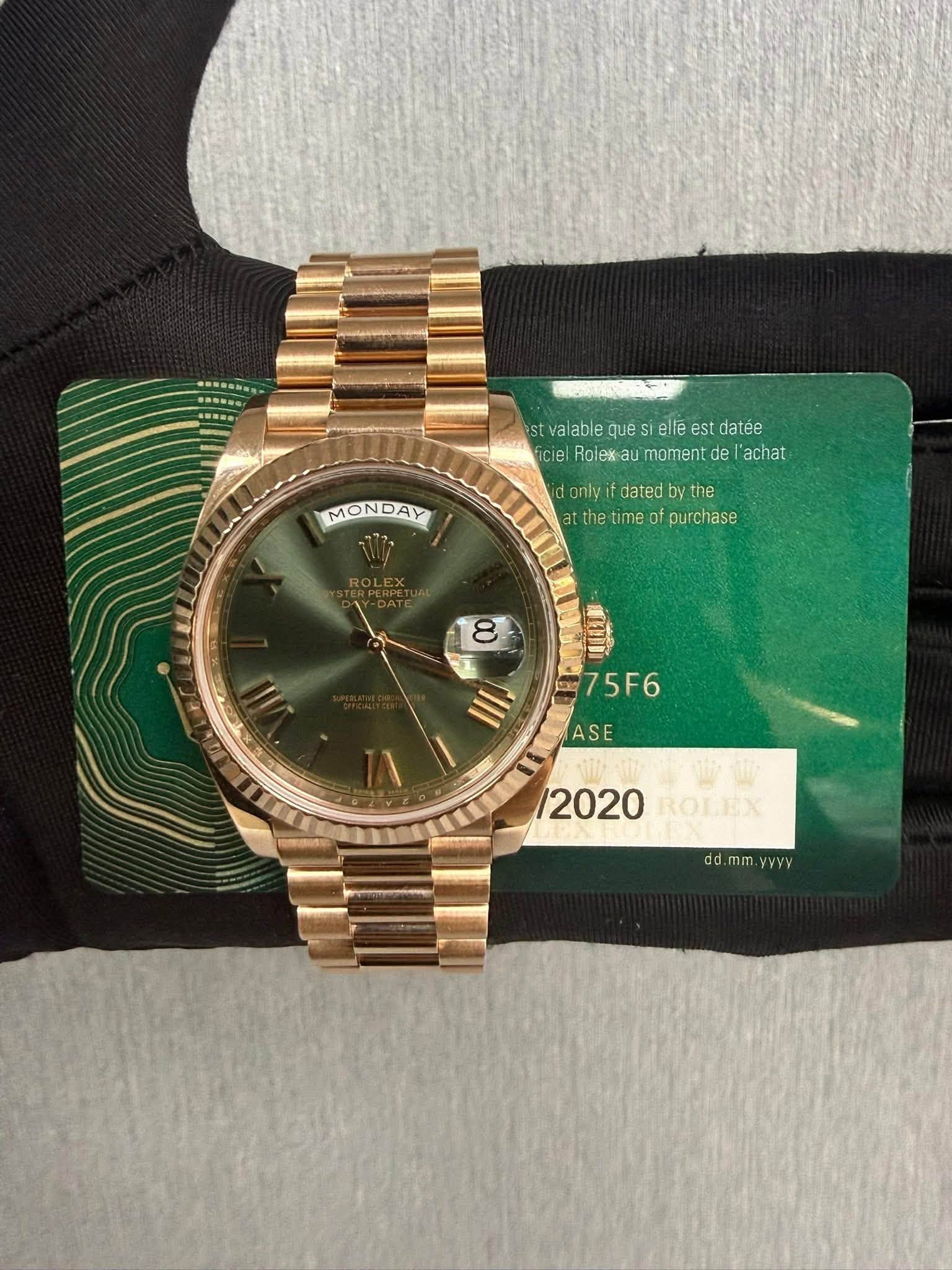 May be an image of wrist watch and text that says 'st tvalableQuesielleestdatée elle stdatée icielRolexaumomentdel'achat de achat iciel Rolex au moment MONDAY onlyif dated by…
