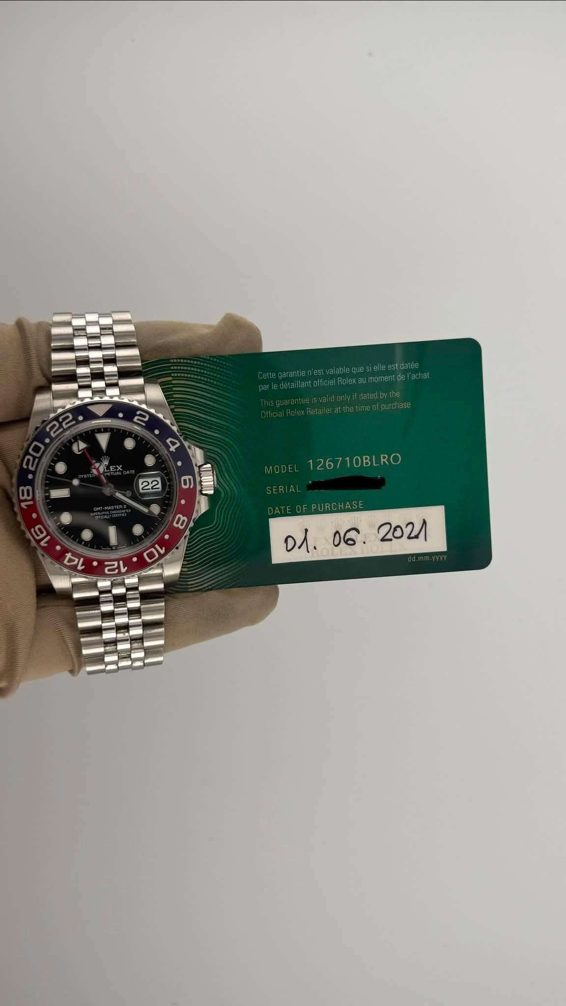 May be an image of wrist watch and text that says '0 VLDIT 126710BLRO 8 己 10 D1. D1. D1. '