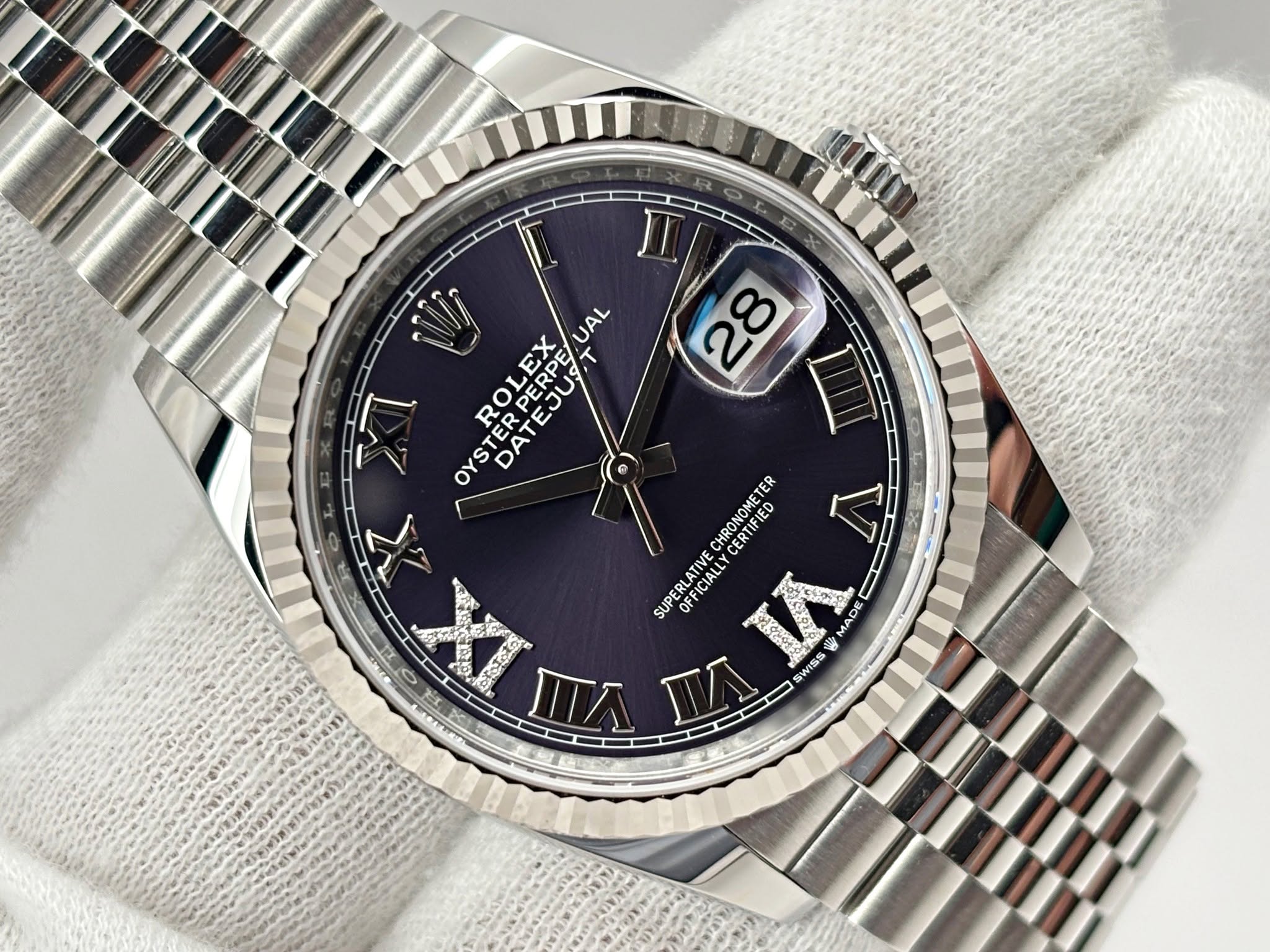 May be an image of wrist watch and text that says '28 ด ထ ល UAL ROLEX OYSTEBOLEX DATEJUST DATEJ PERPE EJUS, XI OYSTER DAT I V CHRONOMETER TER ER CERTIFIED IED SUPERL SUPERLATIVE…