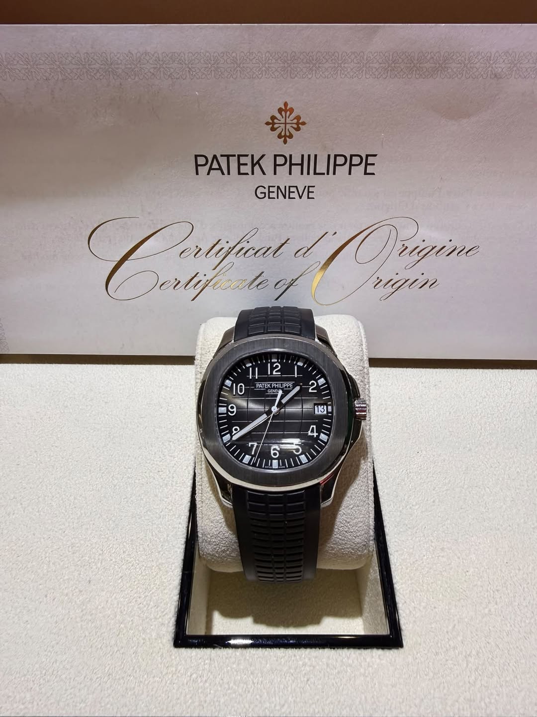 May be an image of wrist watch and text that says 'PATEK PATEKPHILIPPE PHILIPPE GENEVE Clatfiunl Derlificale Orizine rigin PATEKPHLFF 2 13 9 م 7 二 4 0 L'