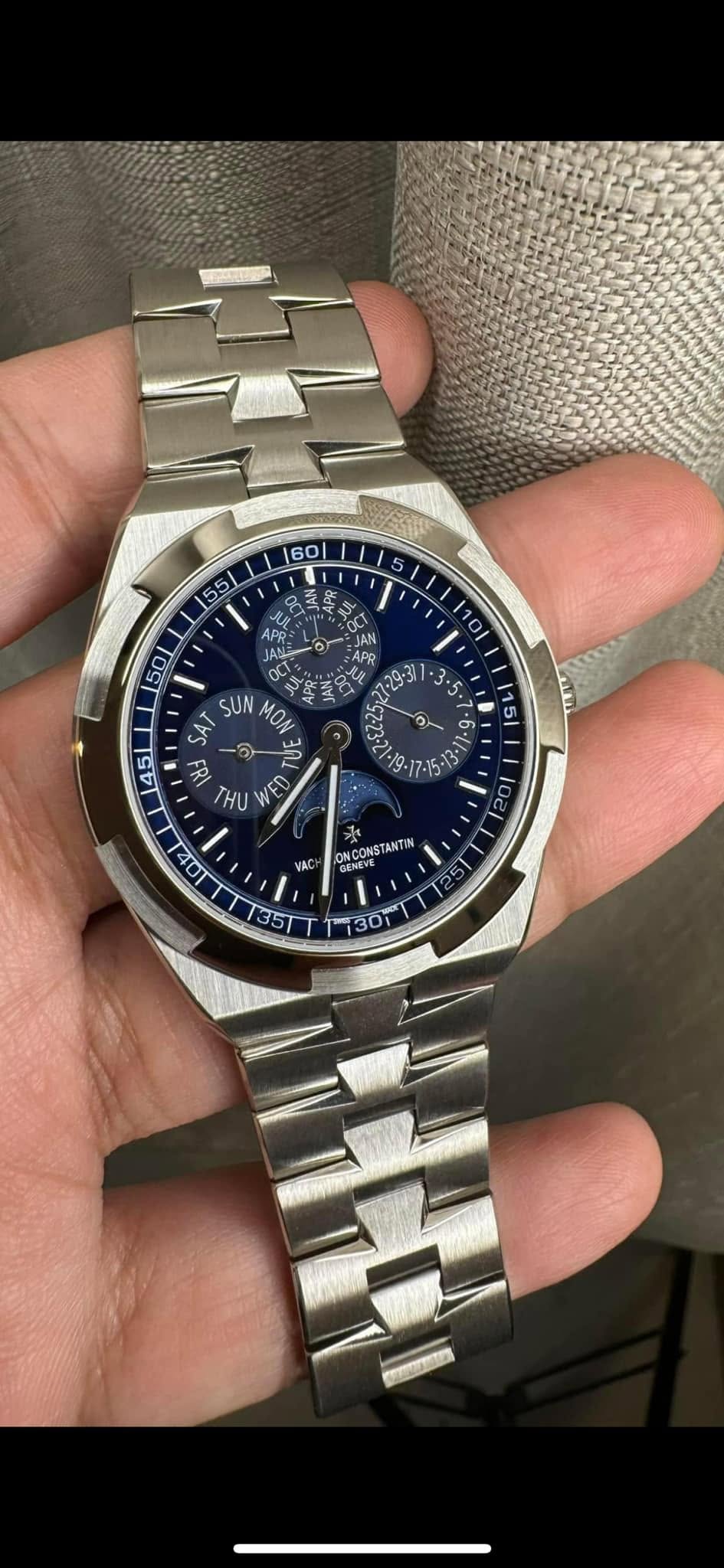 May be an image of wrist watch and text that says '160 55 هم Pp عد 10 50 SUN MON SA FRI こ THU WFO مه ED 0 45 ١ Sin A O 1021 INCONSTANTIN wa ፅርዮ ONE SENEVE 130 一酒 135T'