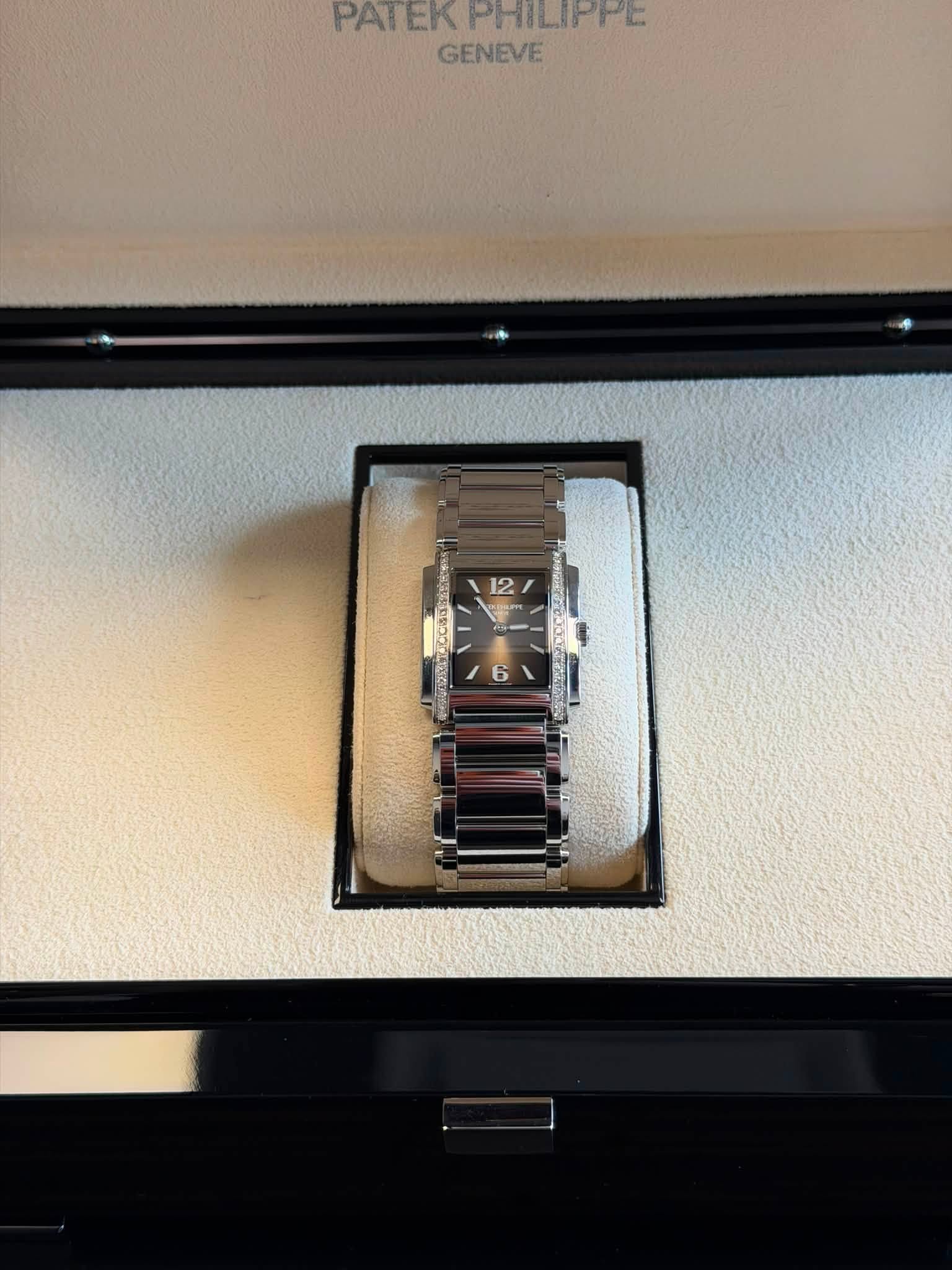May be an image of wrist watch and text that says 'PATEK PHILIPPE GENEVE 12'