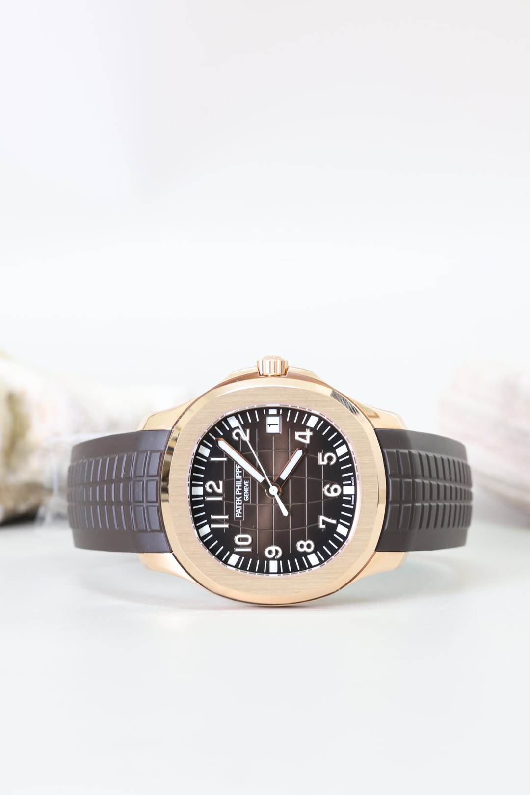 May be an image of wrist watch and text that says '2 ব لى IPPE 2 PATEKPHIE PATEGENEVE GENEVE GEN 1 10 ٥ ٨ C'