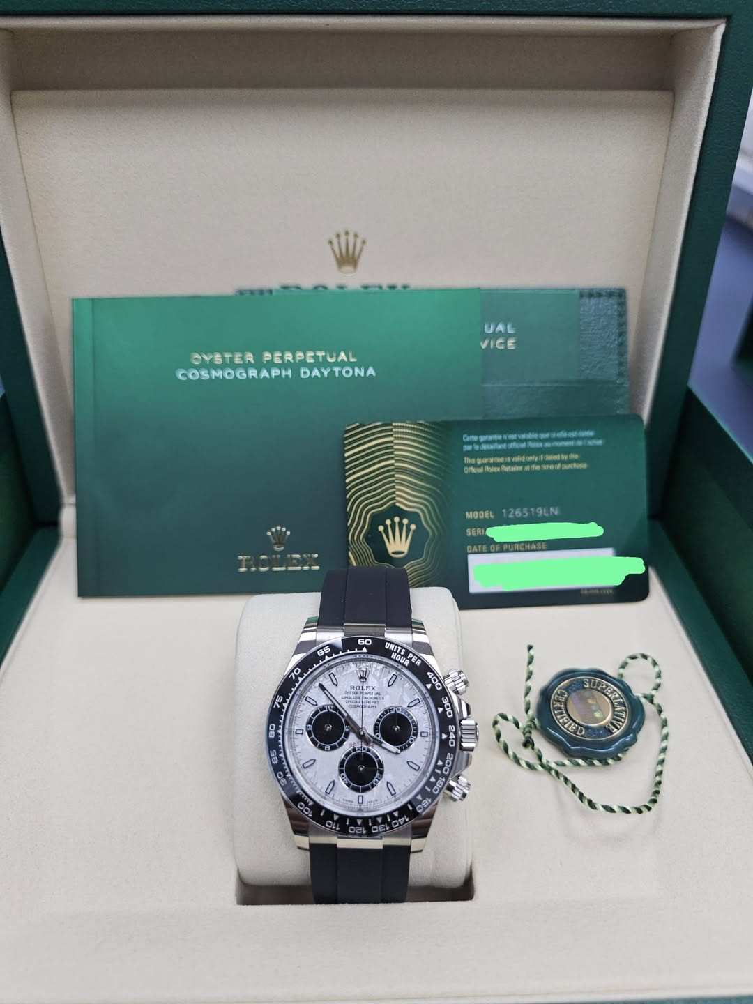 May be an image of wrist watch and text that says 'OYSTER OYBTERPERPETUAL PERPETUAL COSMOGRAPH COSMOGRAPHDAYTONA DAYTONA UAL VICE MODEL MODEL126519LN 126519LN BATE 60 65 0 ONUTS 用…