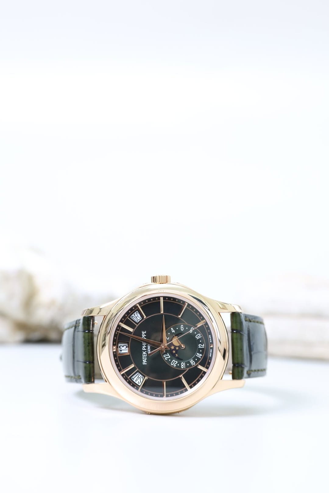 May be an image of wrist watch and text that says 'ובנט M 13 PPE PH PATEKPHI FEMEY FtNe PATE • 12 אי . cS 1 कੈ 0 ر'