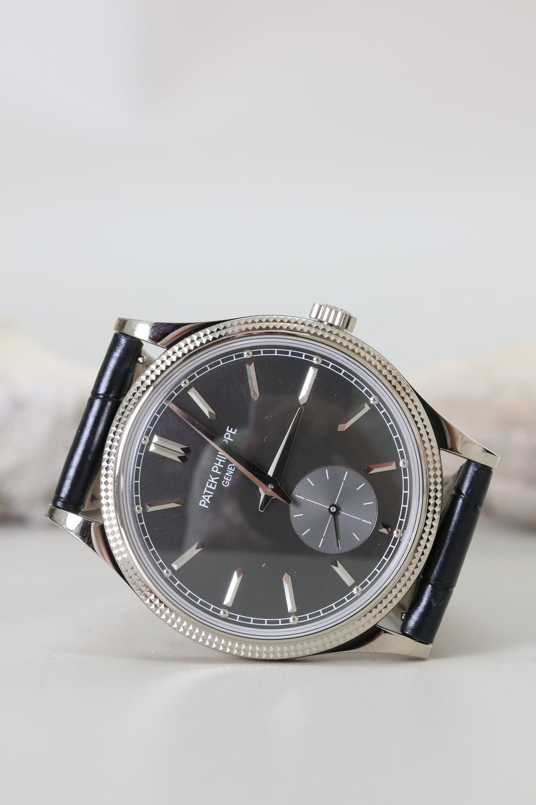 May be an image of wrist watch and text that says 'PE PATEK PHI GENEV'