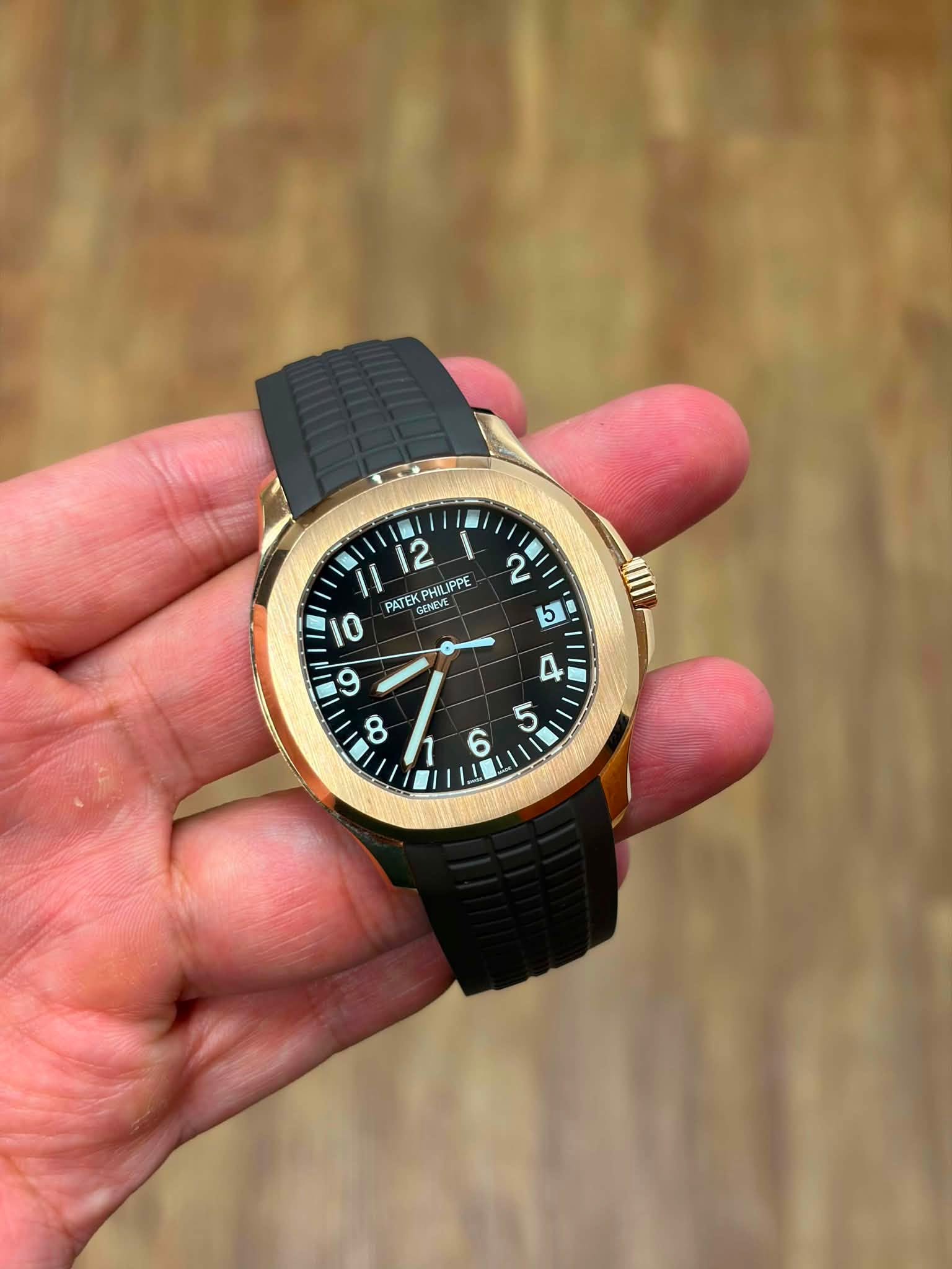 May be an image of digital watch and text that says '12 PHILIPPE PPE PATEK ์์ GENEVE ENEV 10 2 แ '