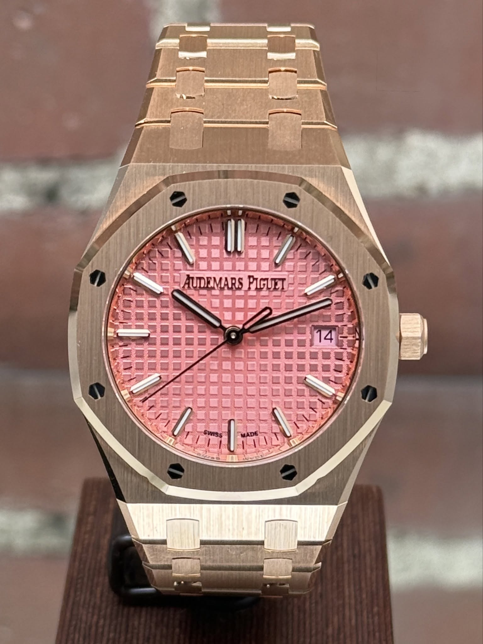 May be an image of wrist watch and text that says '東 j ) AUDEMARS AUDEMARSPIGUET PIGUET |'