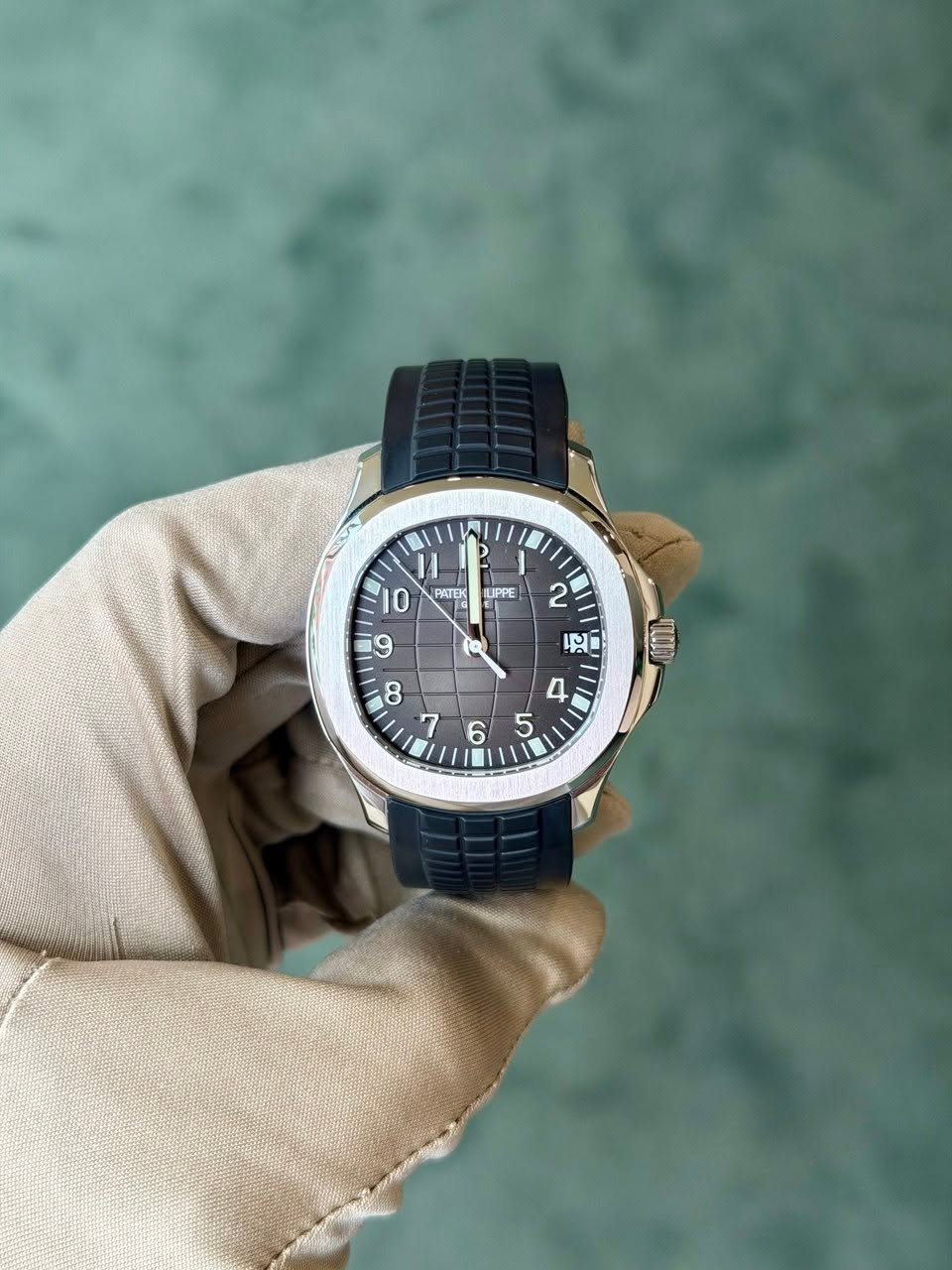 May be an image of digital watch and text that says 'ILIPPE I1 10 PVTEK 9 2 प '